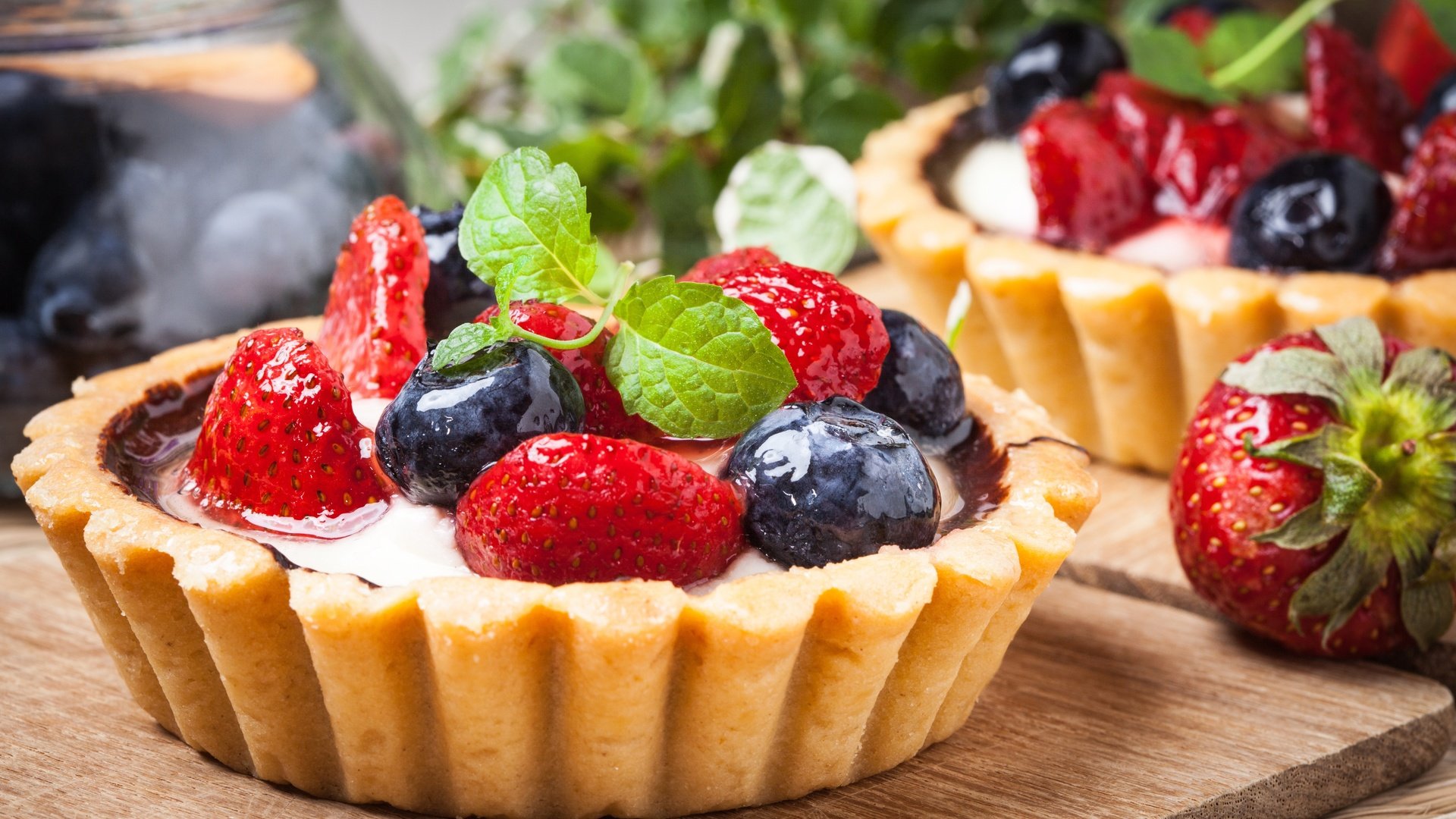 Обои клубника, сладенько, тарт, ягоды, крем, лесные ягоды, черника, сладкое, корзинка, десерт, тарталетка, аппетитная, delicious, strawberry, tart, berries, cream, blueberries, sweet, basket, dessert, tartlet разрешение 5348x3565 Загрузить