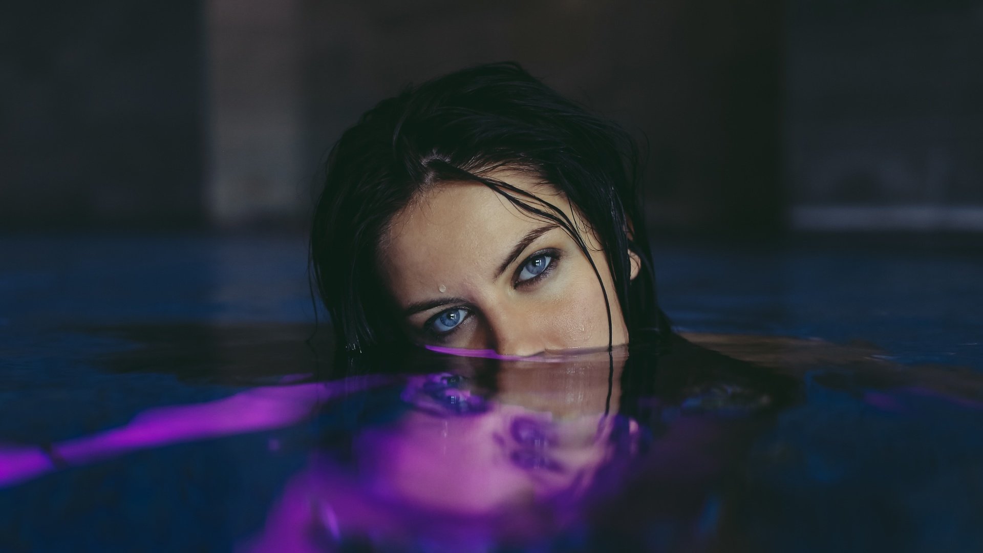 Обои вода, девушка, взгляд, волосы, голубые глаза, water, girl, look, hair, blue eyes разрешение 2048x1192 Загрузить