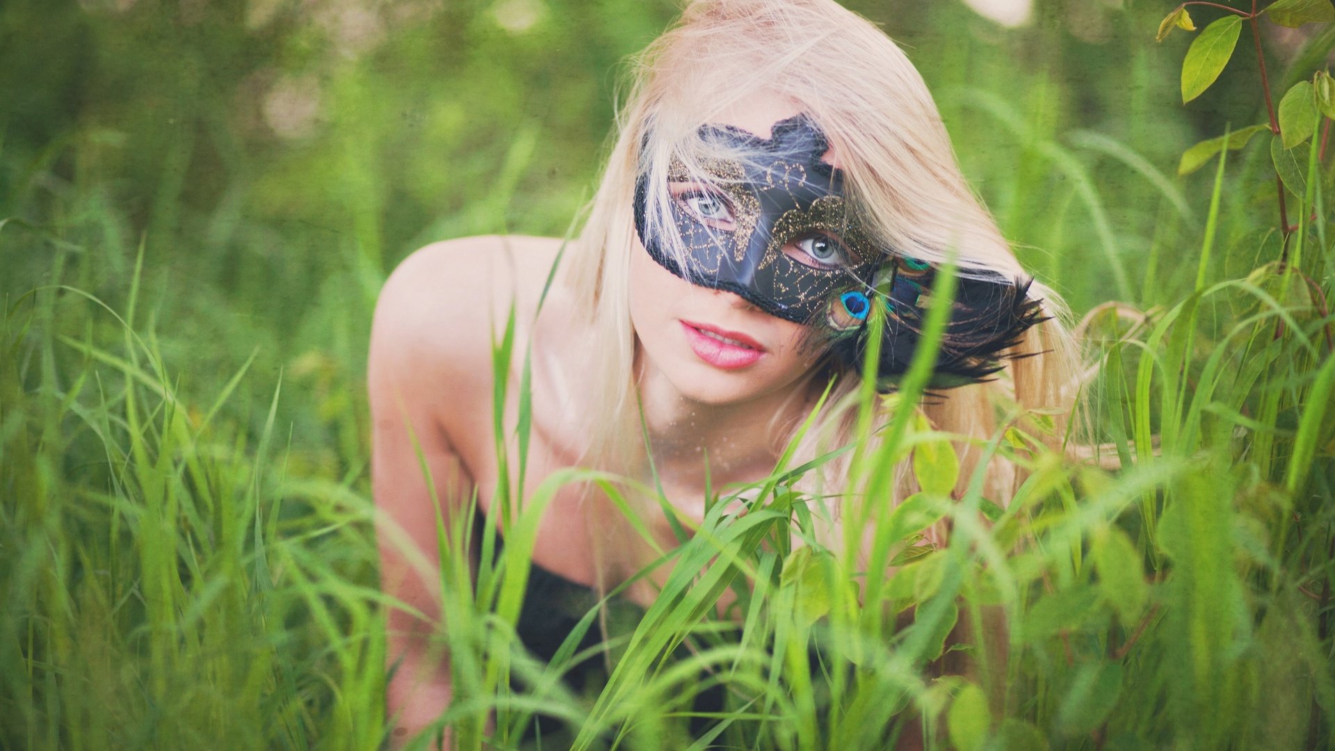 Обои трава, девушка, маска, блондинка, лето, grass, girl, mask, blonde, summer разрешение 2048x1365 Загрузить