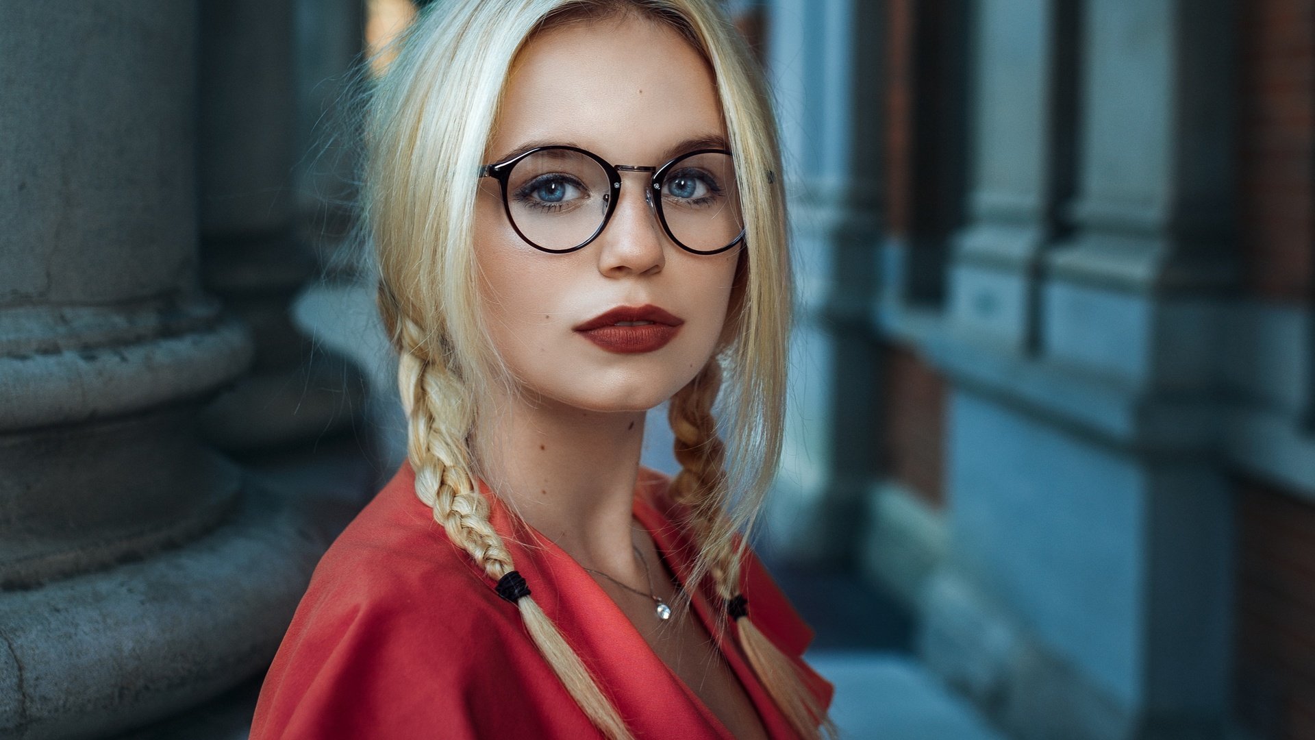 Обои девушка, взгляд, очки, лицо, красная помада, косички, girl, look, glasses, face, red lipstick, braids разрешение 3837x2871 Загрузить