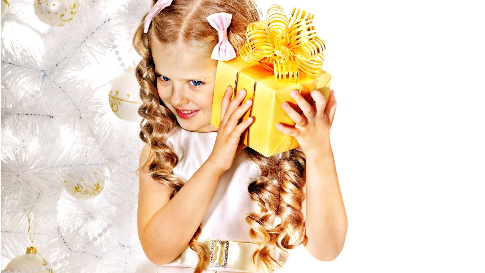 Обои улыбка, дети, девочка, волосы, лицо, ребенок, подарок, smile, children, girl, hair, face, child, gift разрешение 4000x3439 Загрузить