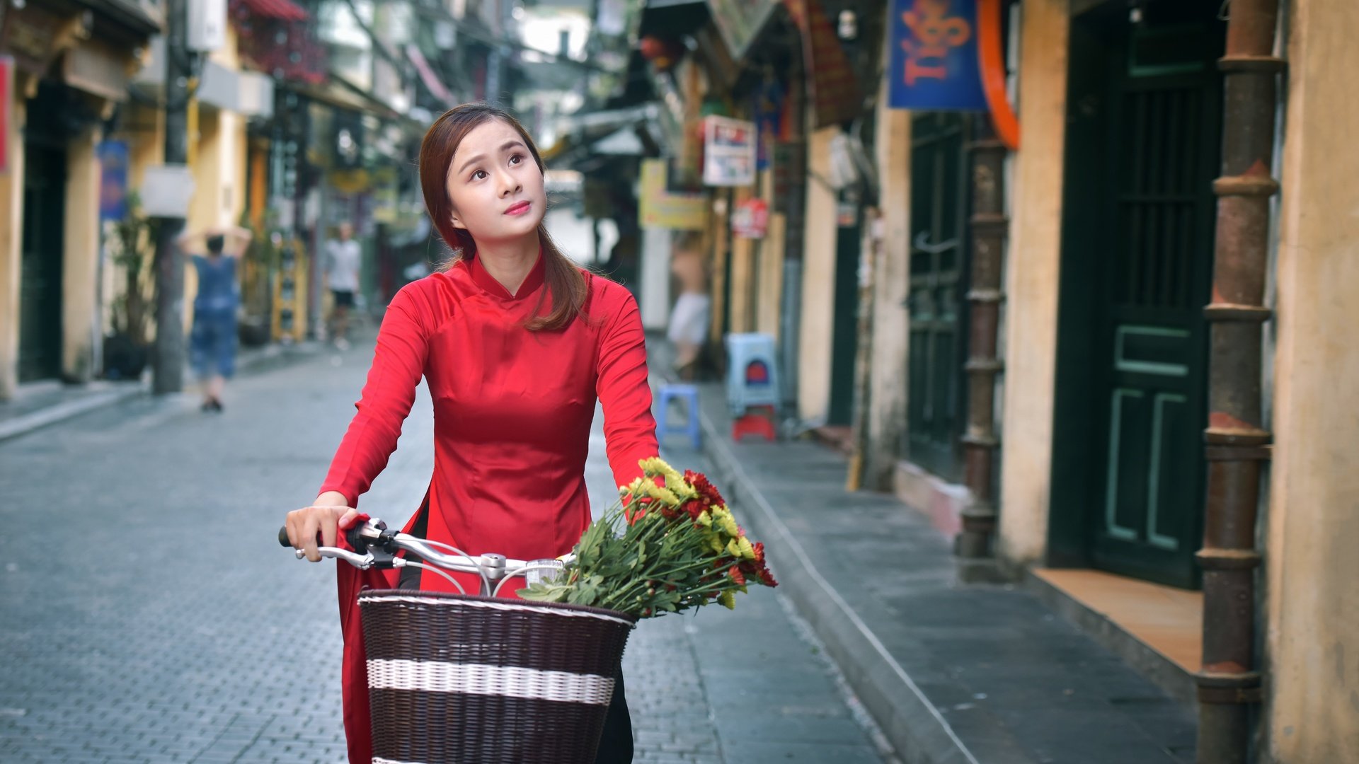 Обои цветы, девушка, улица, лицо, корзина, азиатка, велосипед, flowers, girl, street, face, basket, asian, bike разрешение 7650x4555 Загрузить