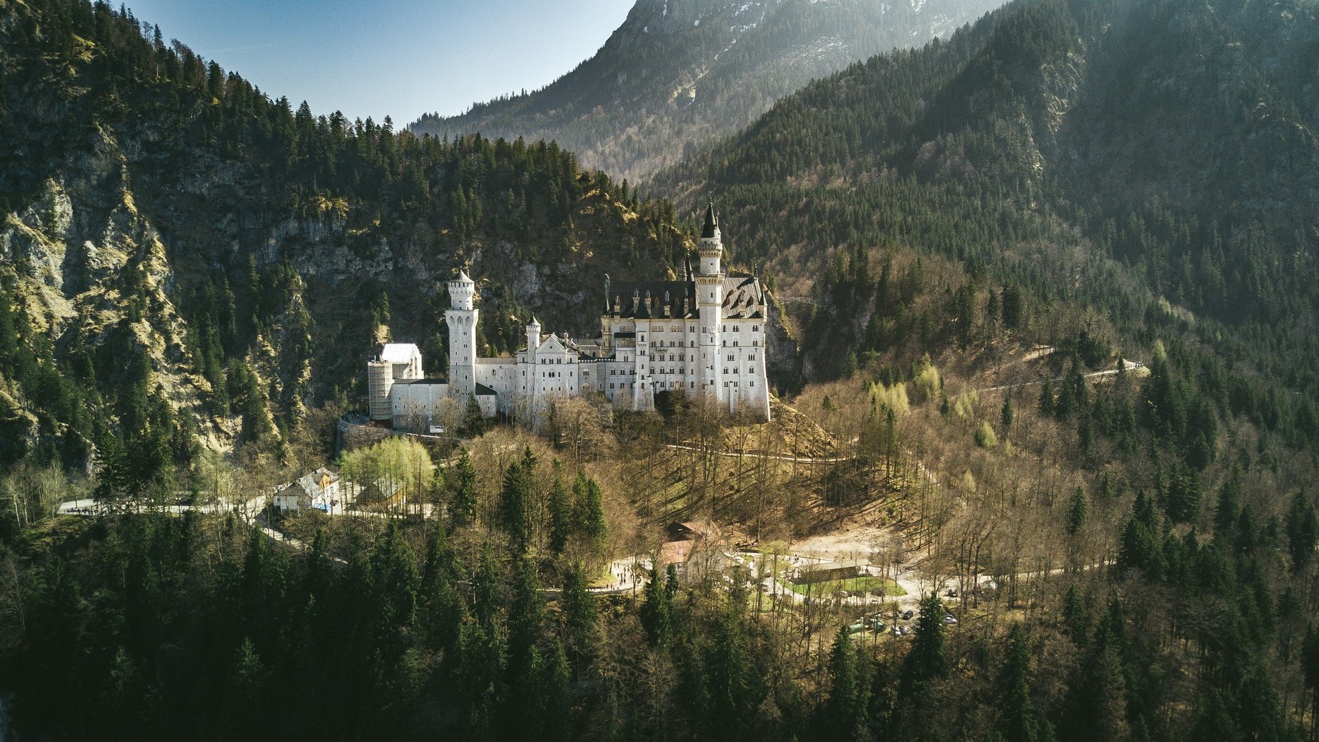 Обои деревья, горы, лес, замок, германия, бавария, замок нойшванштайн, trees, mountains, forest, castle, germany, bayern, neuschwanstein castle разрешение 2560x1429 Загрузить