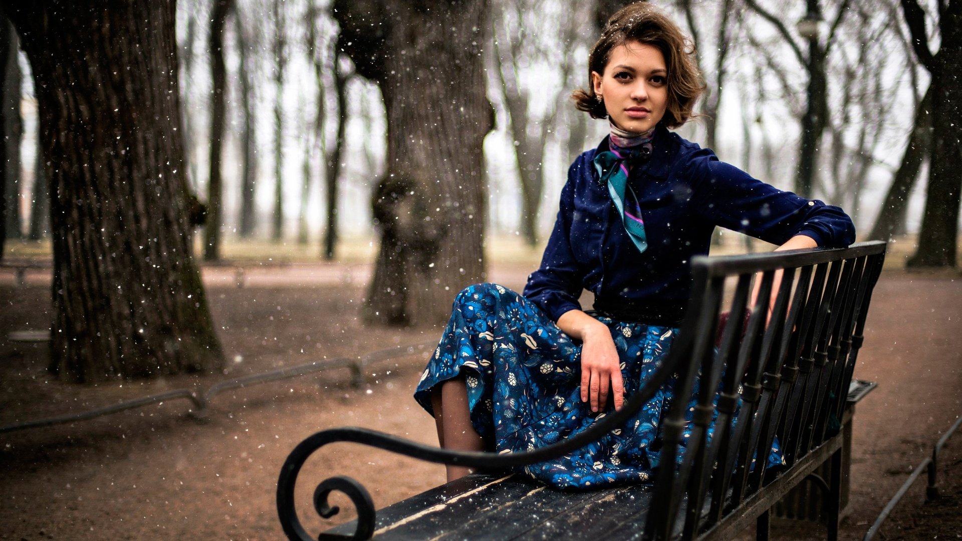 Обои девушка, парк, платье, взгляд, волосы, скамья, girl, park, dress, look, hair, bench разрешение 2448x1633 Загрузить