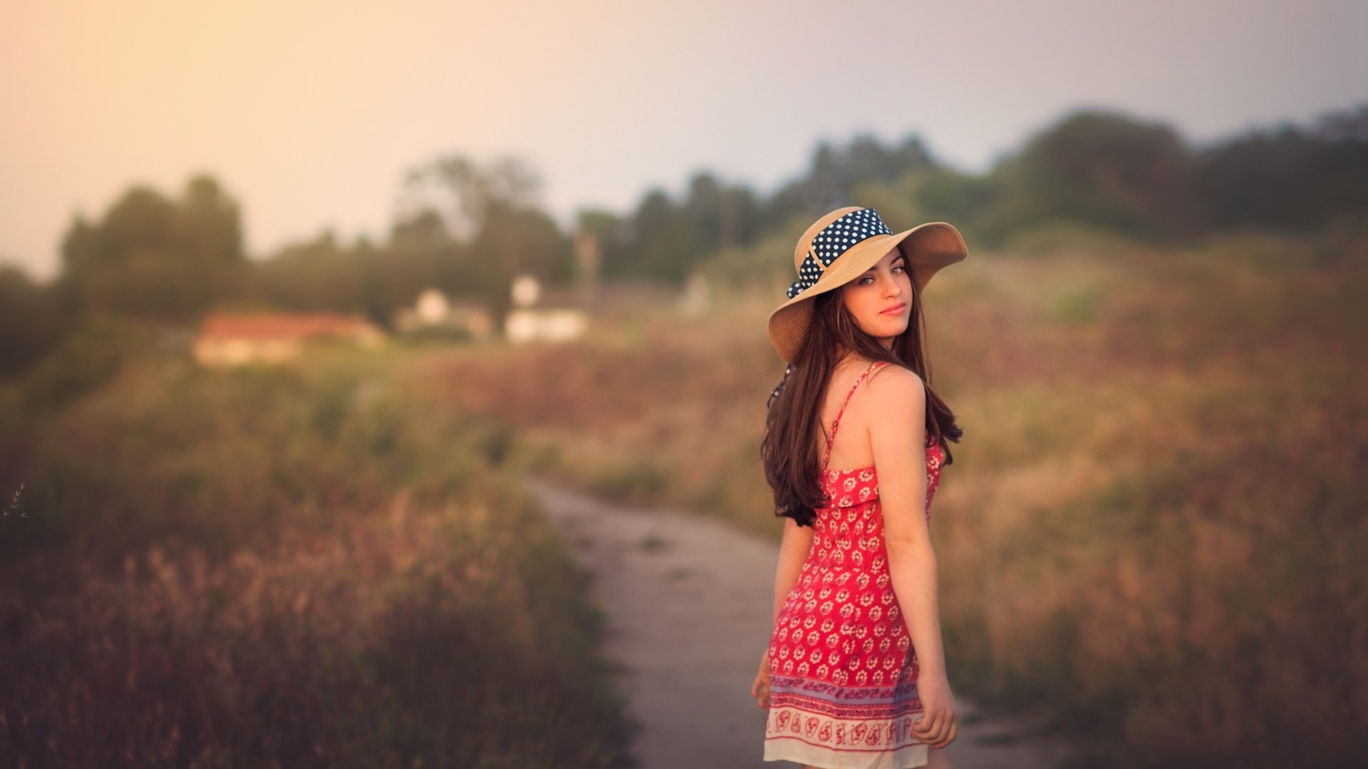 Обои природа, девушка, улыбка, взгляд, волосы, шляпка, going home, nature, girl, smile, look, hair, hat разрешение 2048x1256 Загрузить