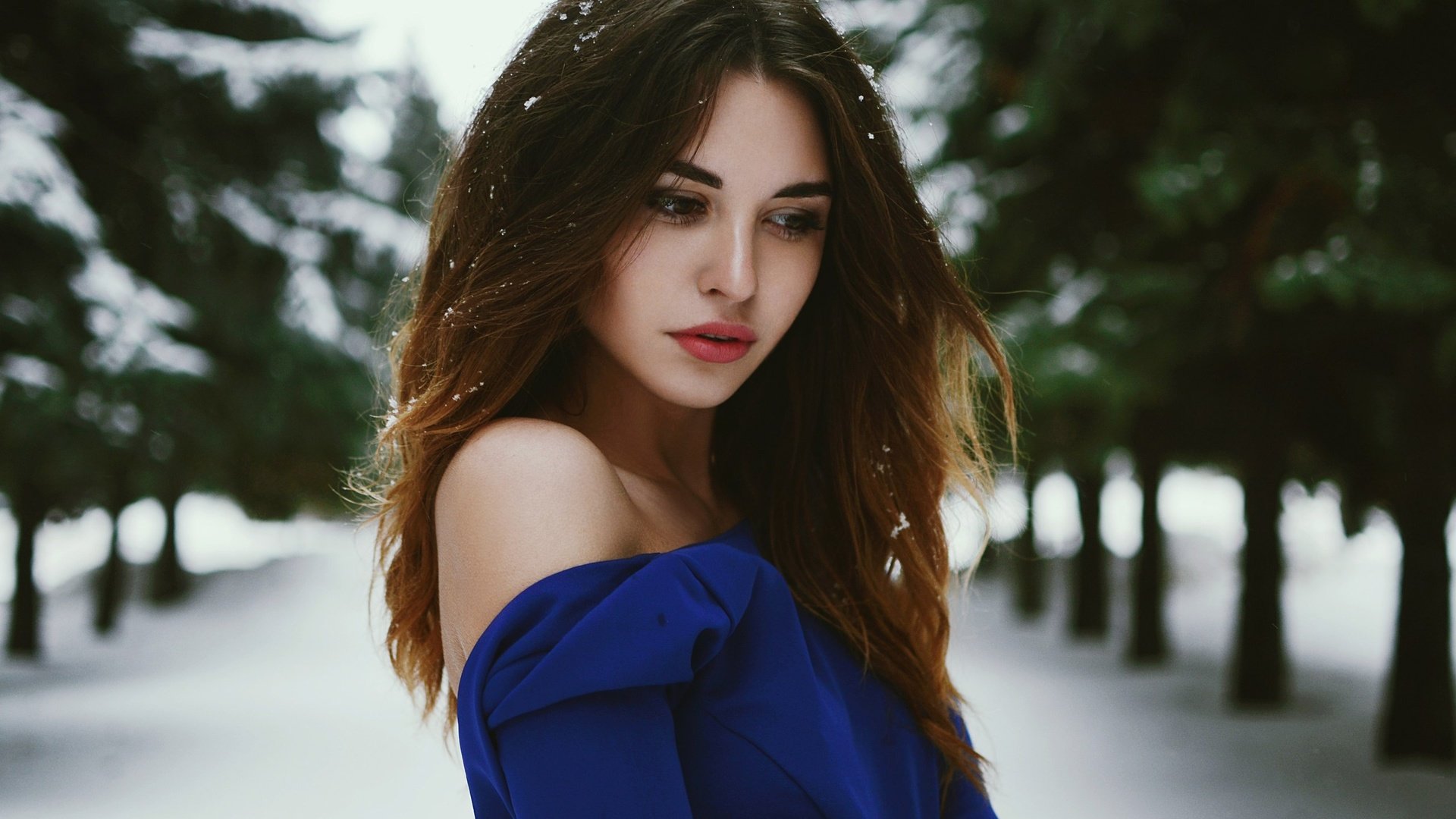 Обои зима, платье, портрет, модель, плечи, шатенка, анна легкая, winter, dress, portrait, model, shoulders, brown hair, anna easy разрешение 2560x1707 Загрузить