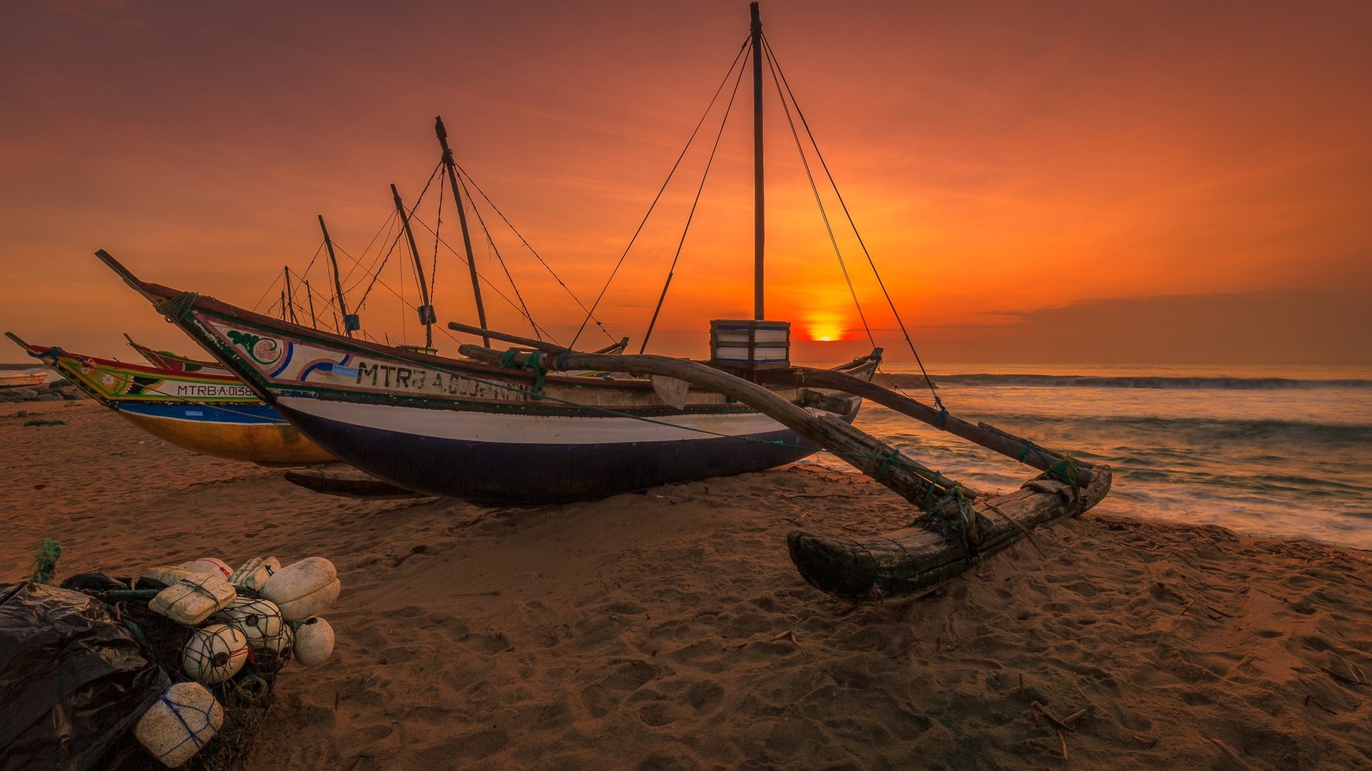 Обои берег, закат, море, песок, лодка, сеть, shore, sunset, sea, sand, boat, network разрешение 2048x1245 Загрузить