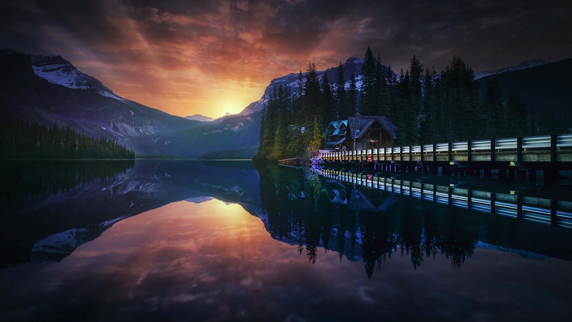 Обои небо, вечер, озеро, горы, мостик, лес, закат, домик, the sky, the evening, lake, mountains, the bridge, forest, sunset, house разрешение 2048x1295 Загрузить