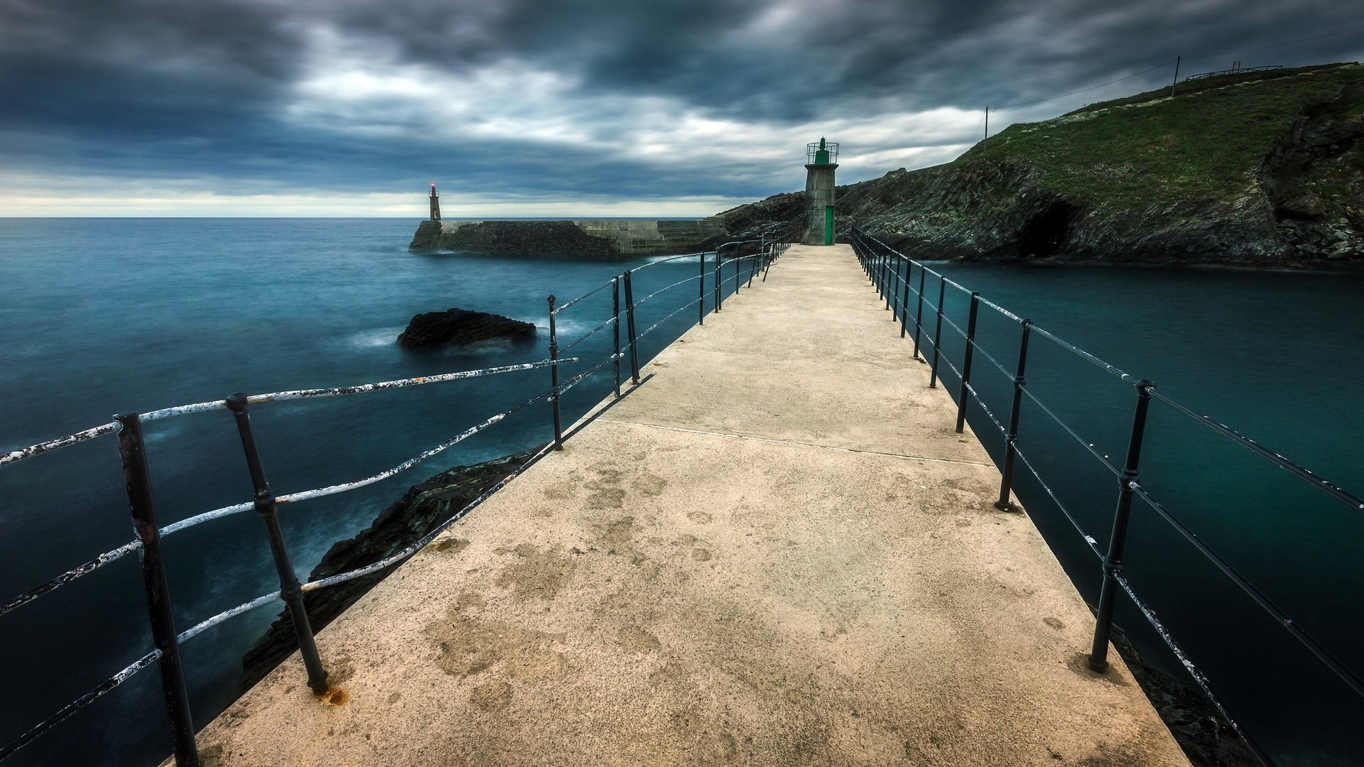 Обои берег, тучи, море, маяк, мост, shore, clouds, sea, lighthouse, bridge разрешение 2048x1219 Загрузить