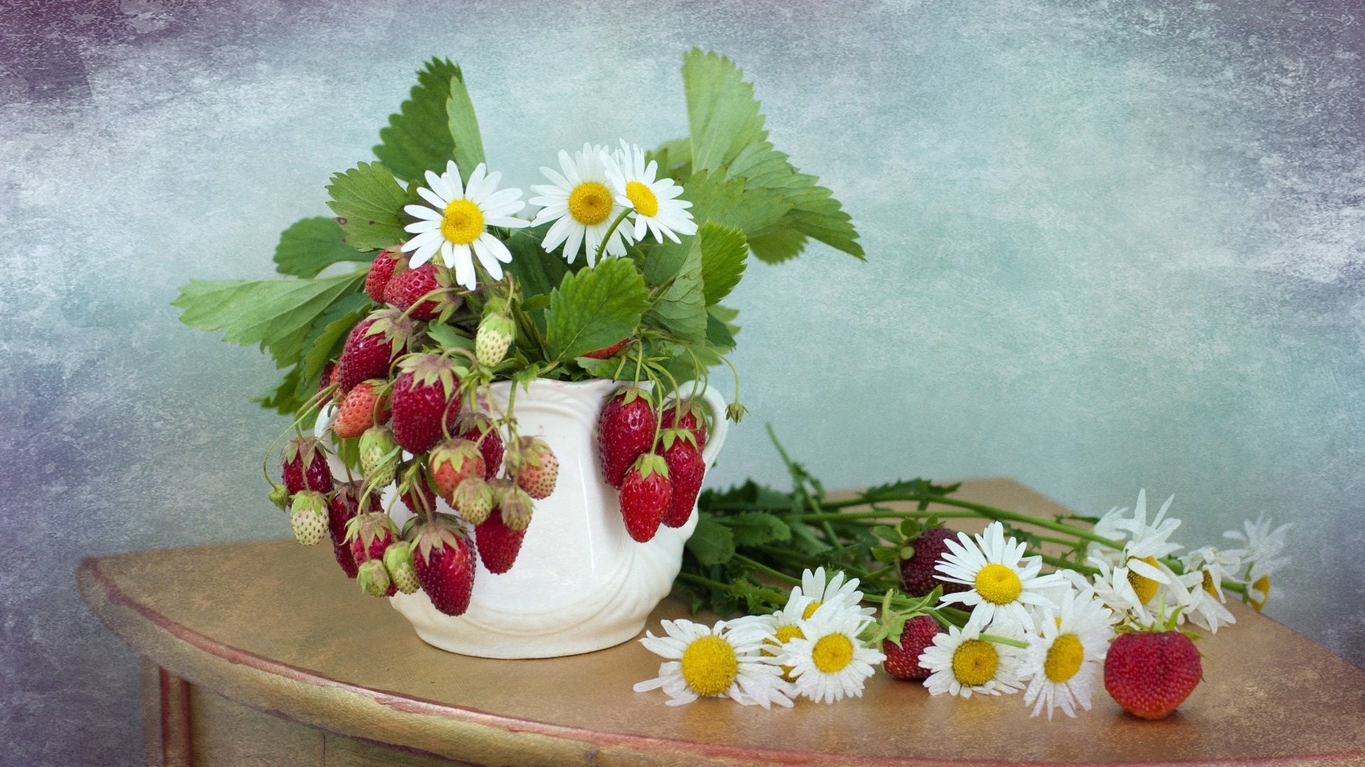 Обои цветы, лето, клубника, ромашки, ягоды, кувшин, flowers, summer, strawberry, chamomile, berries, pitcher разрешение 1920x1243 Загрузить