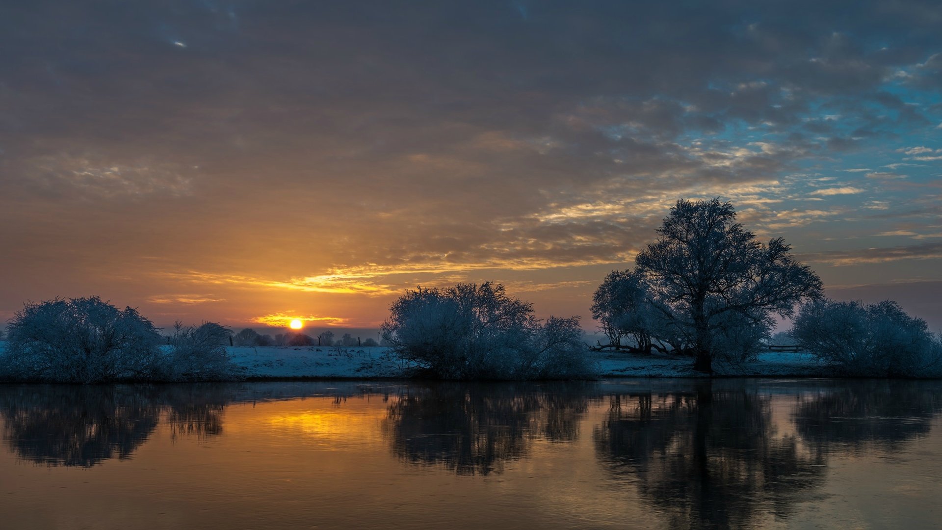 Обои небо, облака, деревья, река, закат, отражение, allerland, the sky, clouds, trees, river, sunset, reflection разрешение 2048x1297 Загрузить