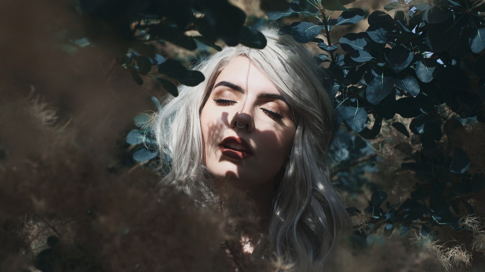 Обои листья, девушка, блондинка, лицо, пирсинг, закрытые глаза, leaves, girl, blonde, face, piercing, closed eyes разрешение 2048x1365 Загрузить