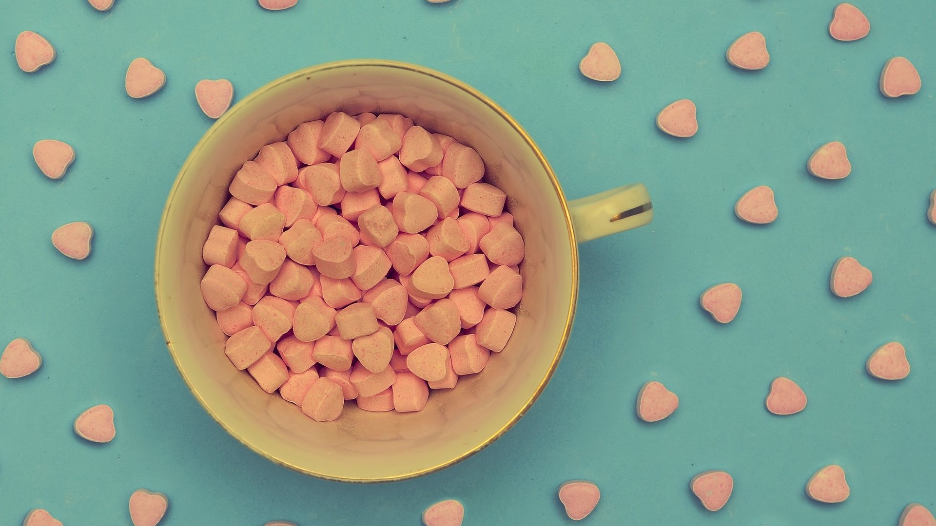 Обои фон, конфеты, кружка, много, чашка, сердечки, конфетки, background, candy, mug, a lot, cup, hearts разрешение 2048x1356 Загрузить