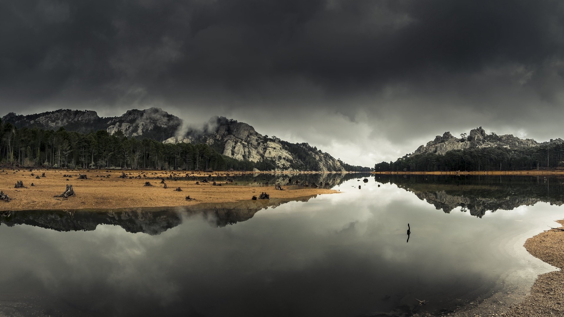 Обои облака, деревья, озеро, горы, берег, отражение, холм, clouds, trees, lake, mountains, shore, reflection, hill разрешение 2560x1594 Загрузить