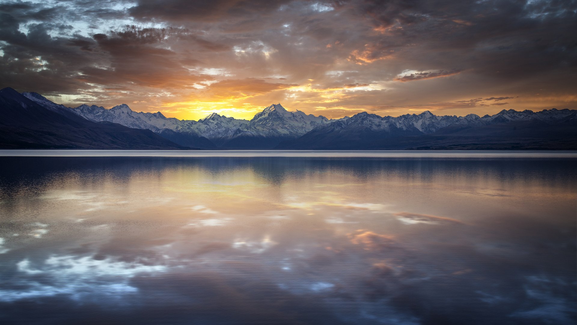 Обои озеро, горы, скалы, закат, тучи, отражение, гладь, lake, mountains, rocks, sunset, clouds, reflection, surface разрешение 2048x1365 Загрузить