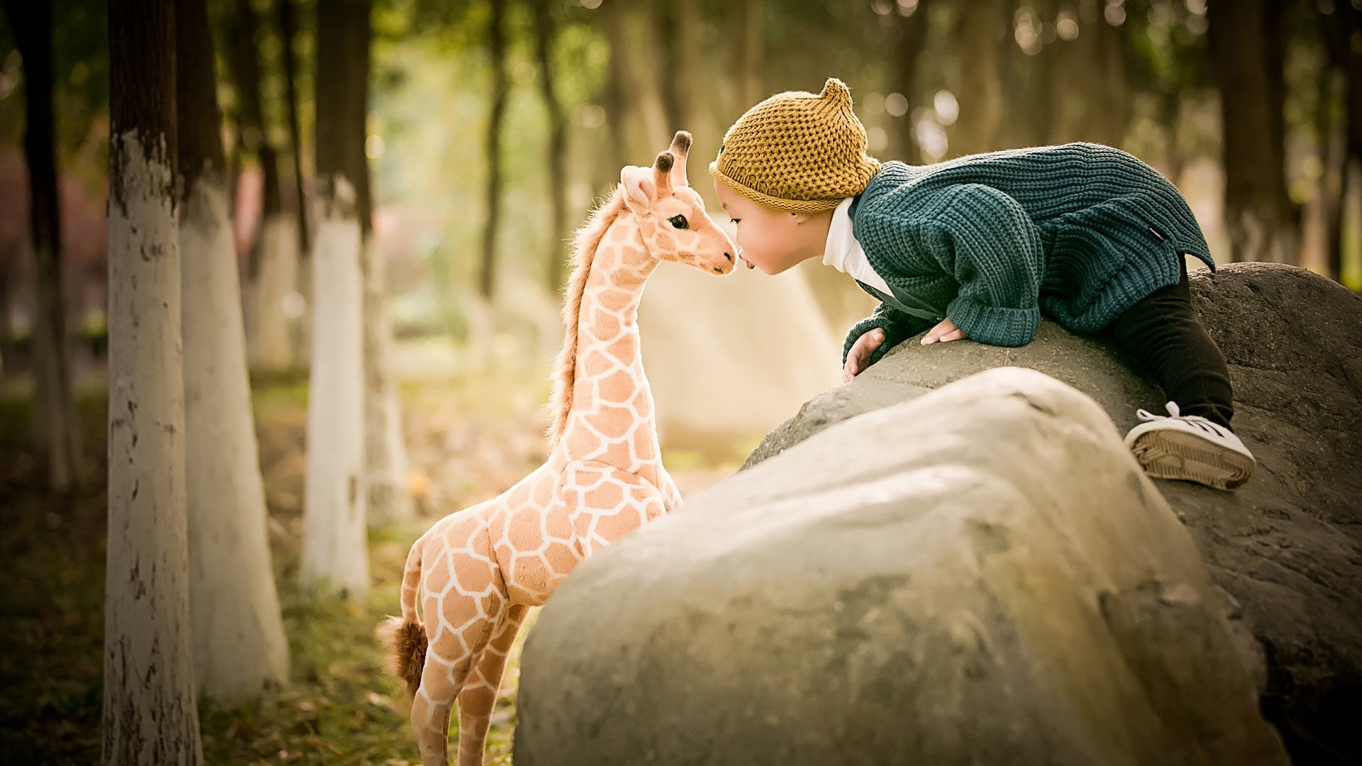 Обои поцелуй, деревья, шапочка, природа, камни, игрушка, кофта, ребенок, малыш, жираф, kiss, trees, cap, nature, stones, toy, jacket, child, baby, giraffe разрешение 1920x1185 Загрузить