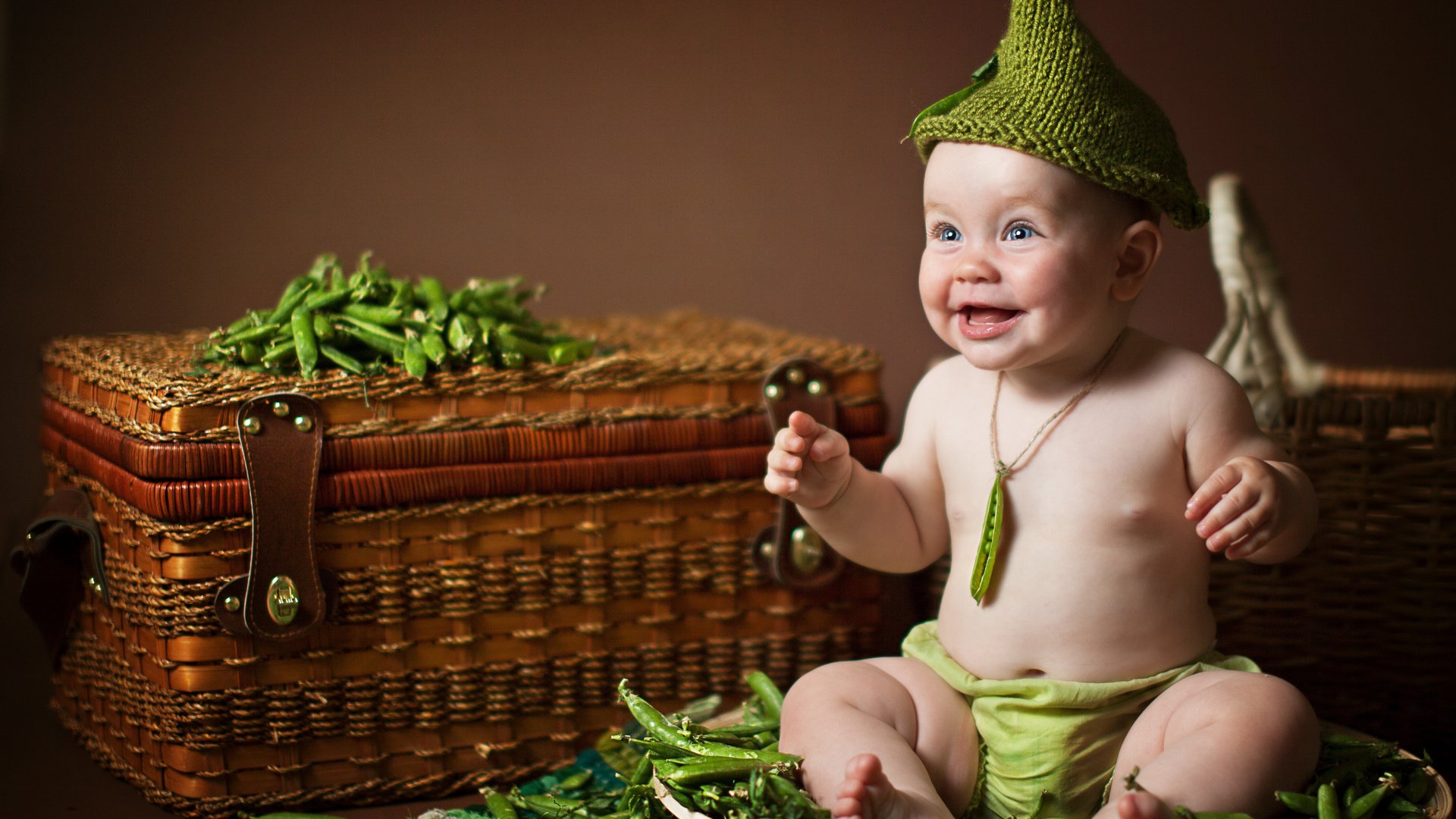 Обои ребенок, малыш, горох, блюдо, стручки, короб, колпачок, child, baby, peas, dish, pods, box, cap разрешение 4224x3030 Загрузить