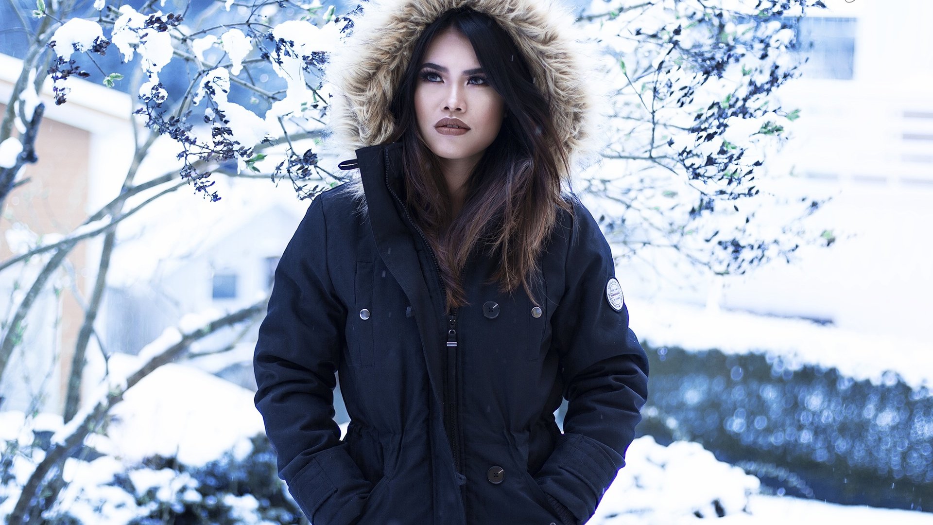 Женщина в зимней куртке