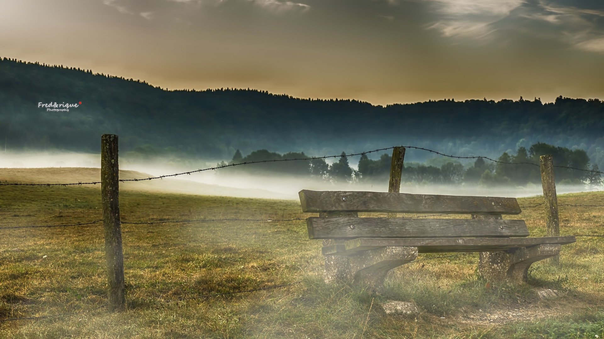 Обои горы, утро, туман, поле, скамья, mountains, morning, fog, field, bench разрешение 2048x1153 Загрузить