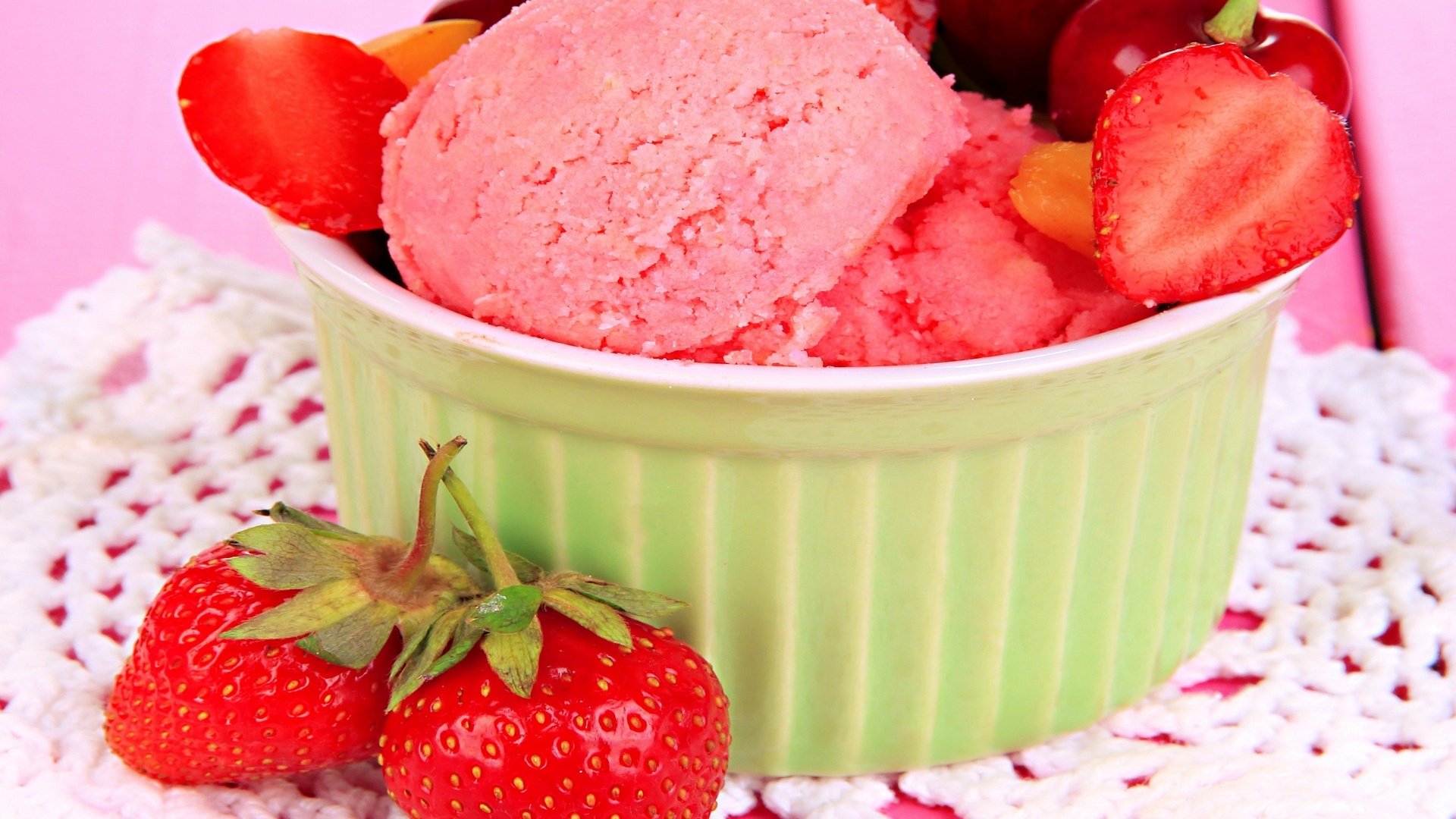 Обои мороженое, клубника, ягоды, вишня, десерт, ice cream, strawberry, berries, cherry, dessert разрешение 2560x1600 Загрузить