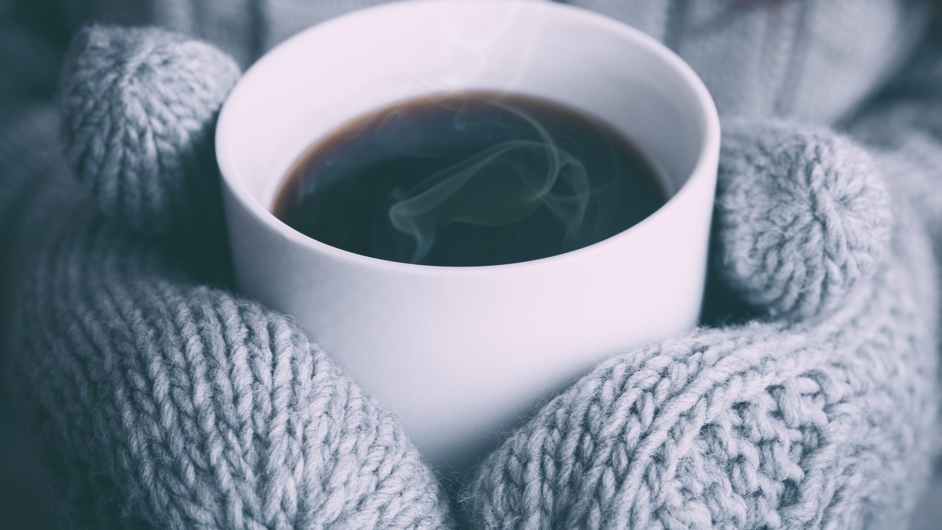 Обои зима, девушка, напиток, кофе, руки, чашка, варежки, winter, girl, drink, coffee, hands, cup, mittens разрешение 1920x1200 Загрузить