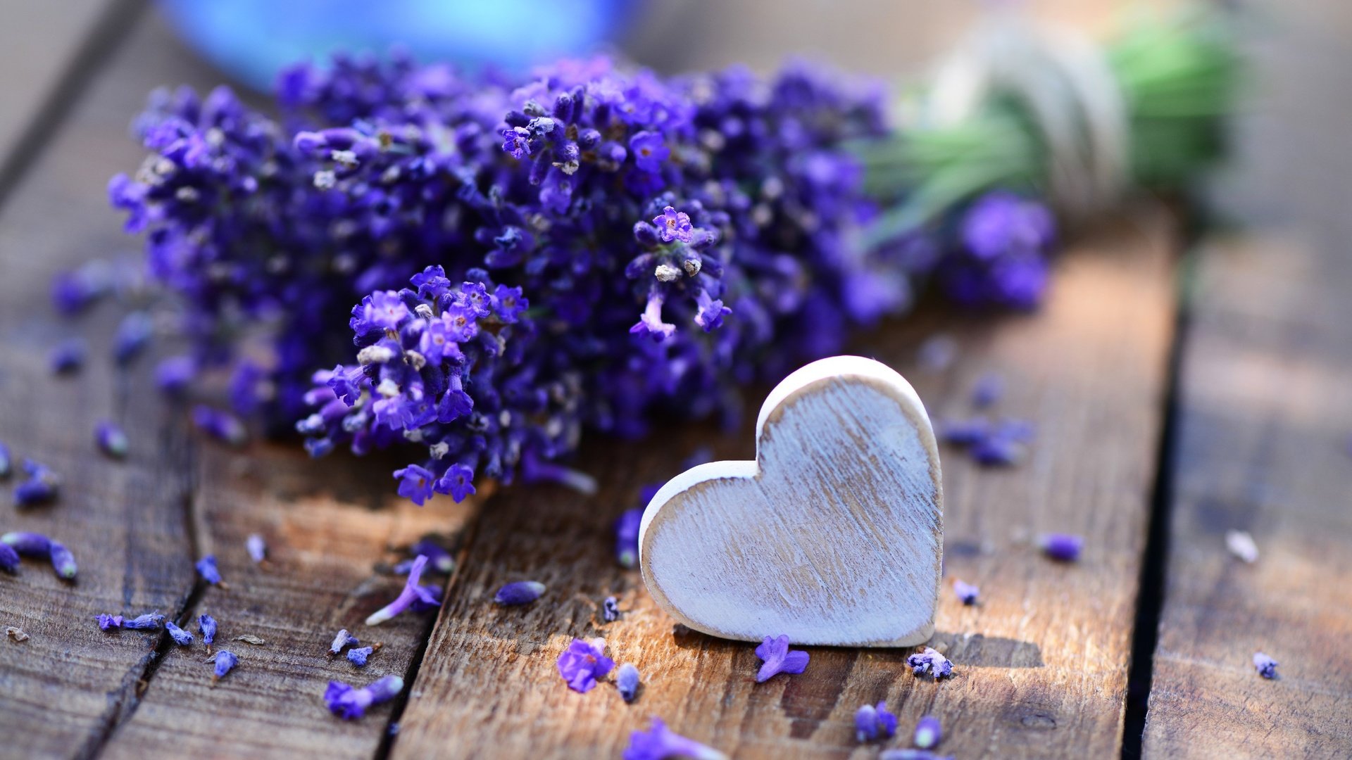 Обои цветы, лаванда, сердечко, стол, букет, сердце., flowers, lavender, heart, table, bouquet, heart. разрешение 2877x1920 Загрузить