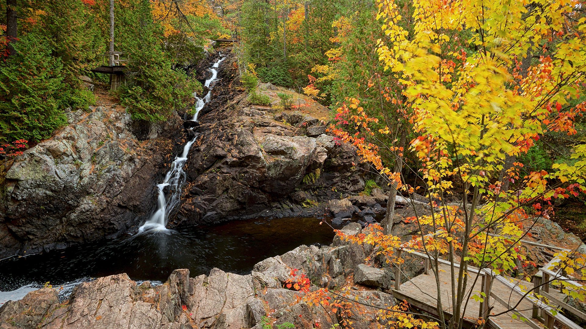 Обои река, скалы, природа, лес, водопад, осень, river, rocks, nature, forest, waterfall, autumn разрешение 1920x1200 Загрузить