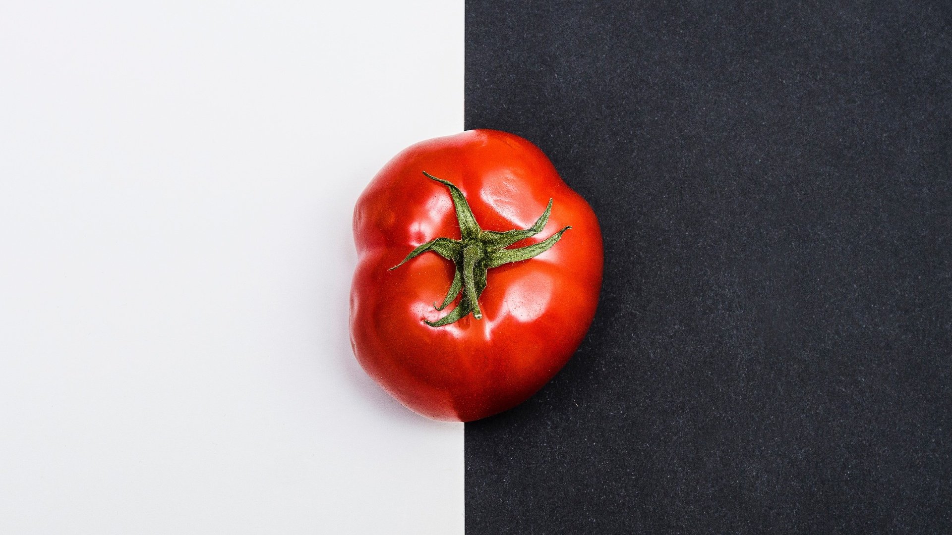 Обои фон, красный, овощи, помидор, томат, черно-белый фон, background, red, vegetables, tomato, black-and-white background разрешение 2880x1920 Загрузить