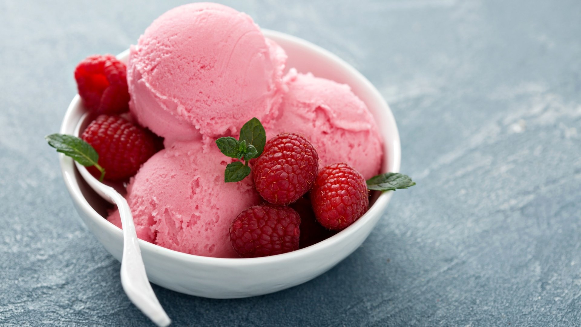 Обои мята, малина, мороженое, шарики, ягоды, сладкое, десерт, mint, raspberry, ice cream, balls, berries, sweet, dessert разрешение 2880x1920 Загрузить
