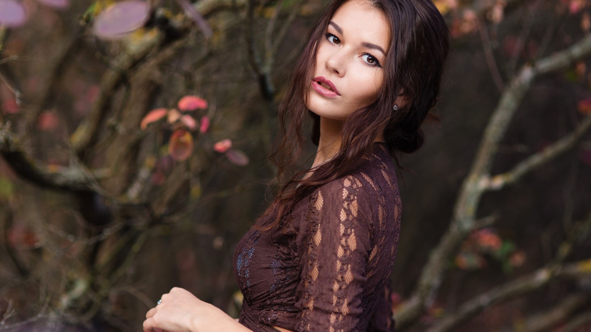 Обои природа, девушка, ветки, взгляд, осень, позирует, nature, girl, branches, look, autumn, posing разрешение 4686x3517 Загрузить