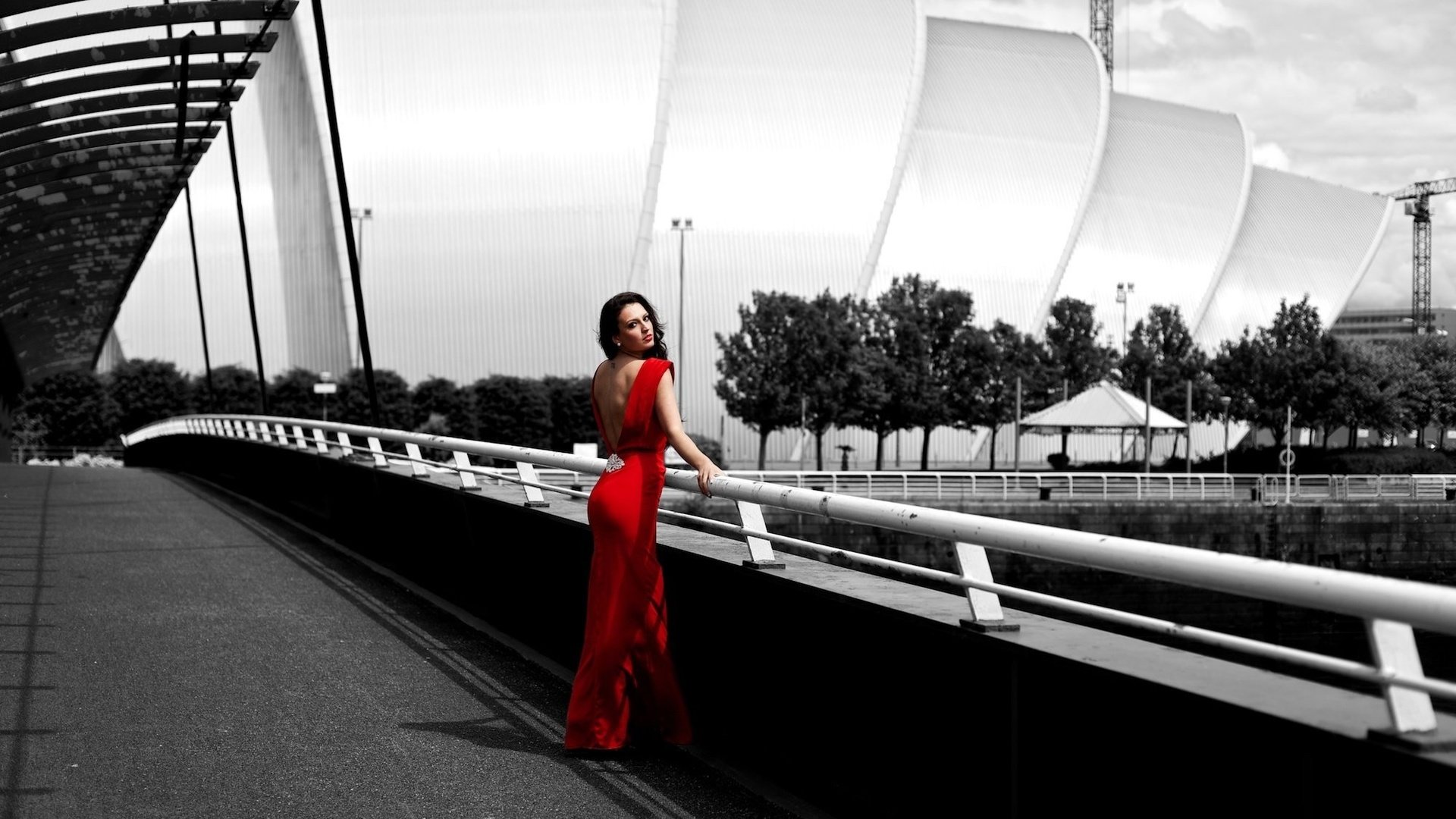 Обои девушка, мост, город, фигура, красное платье, стоит, girl, bridge, the city, figure, red dress, is разрешение 2000x1333 Загрузить