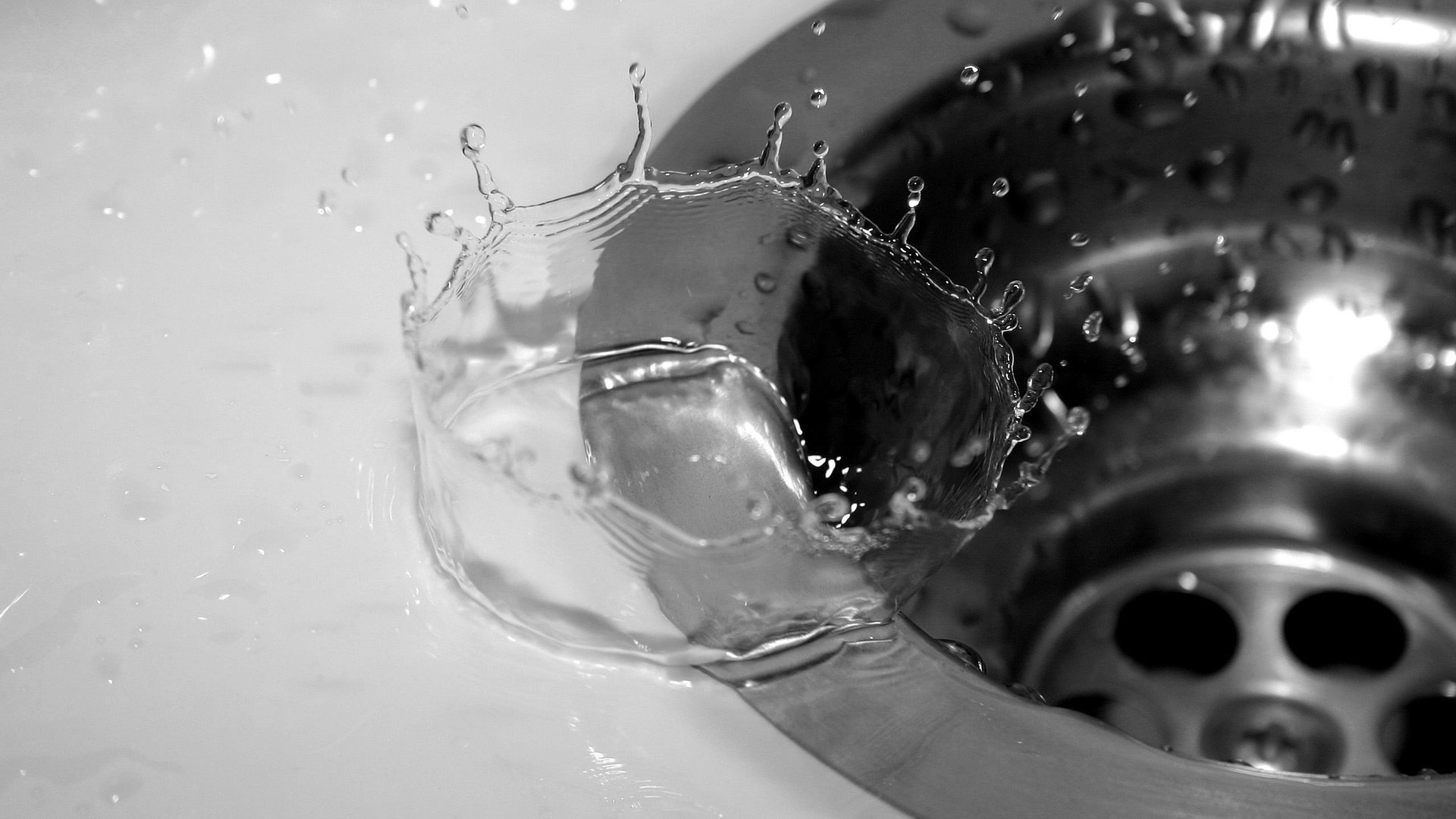 Обои вода, капли, чёрно-белое, брызги, всплеск, раковина, water, drops, black and white, squirt, splash, sink разрешение 2560x1600 Загрузить