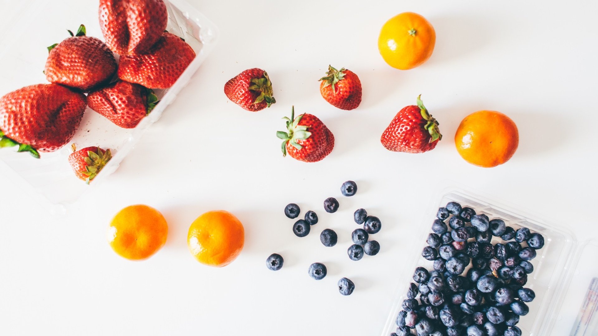 Обои фрукты, клубника, ягоды, черника, мандарины, fruit, strawberry, berries, blueberries, tangerines разрешение 1950x1300 Загрузить