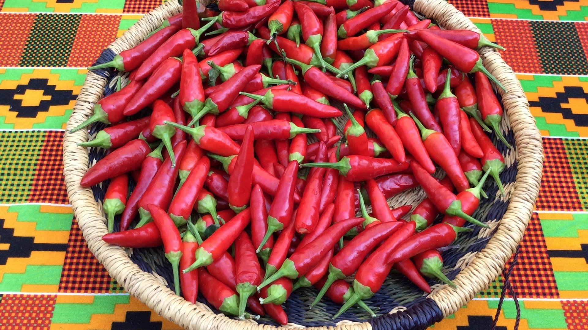 Обои корзинка, чили, перец, красный перец, basket, chile, pepper, red pepper разрешение 2592x1936 Загрузить