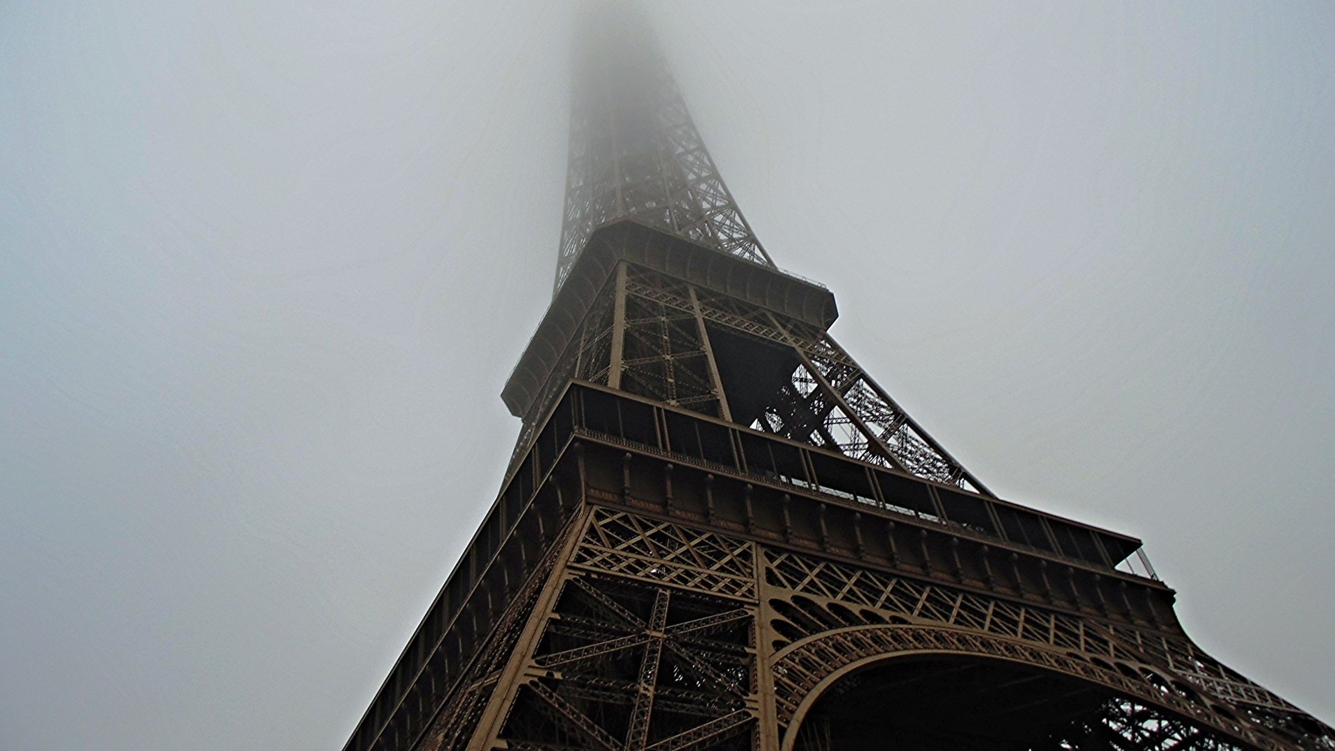 Обои туман, париж, франция, эйфелева башня, достопримечательность, fog, paris, france, eiffel tower, attraction разрешение 2560x1600 Загрузить