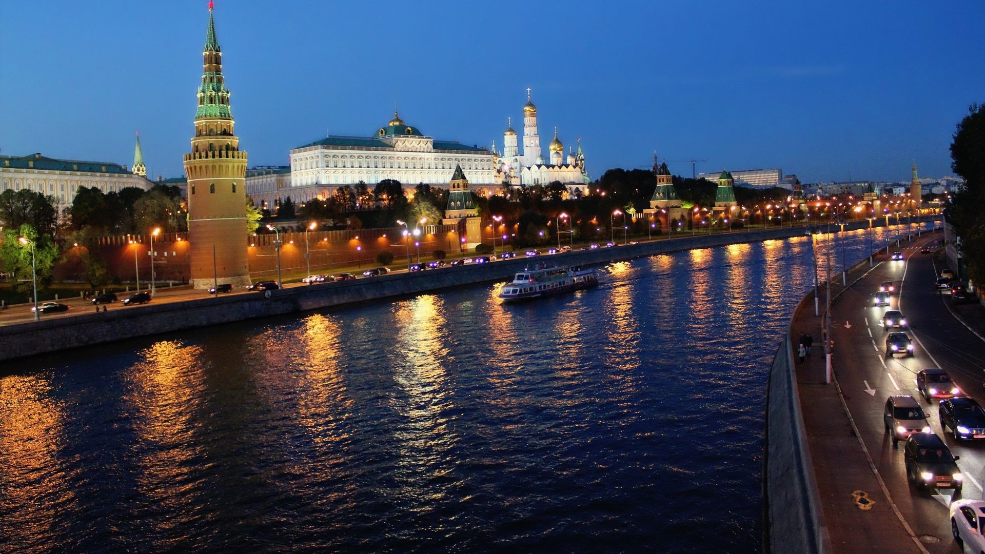 Обои дорога, река, москва, кремль, город, россия, машины, здания, road, river, moscow, the kremlin, the city, russia, machine, building разрешение 2592x1728 Загрузить