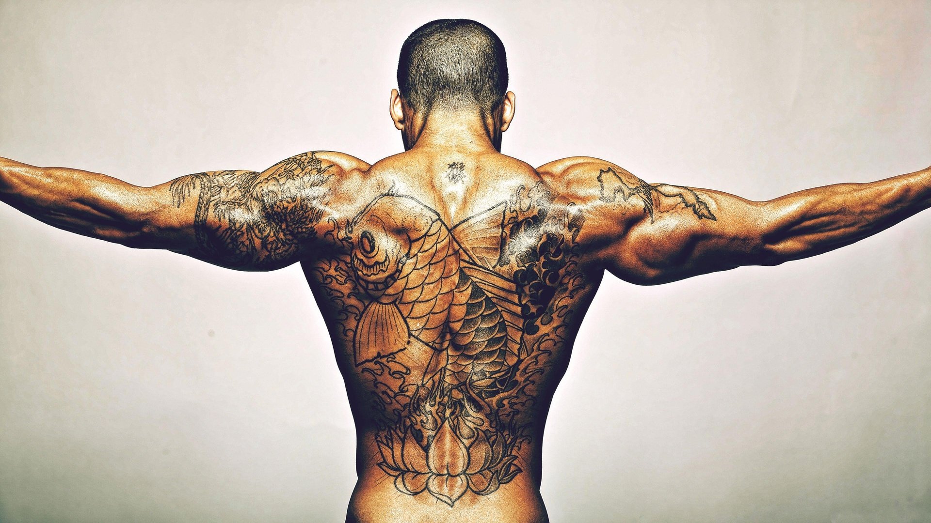 Обои парень, спина, руки, мужчина, татуировка, мышцы, guy, back, hands, male, tattoo, muscle разрешение 3840x2160 Загрузить