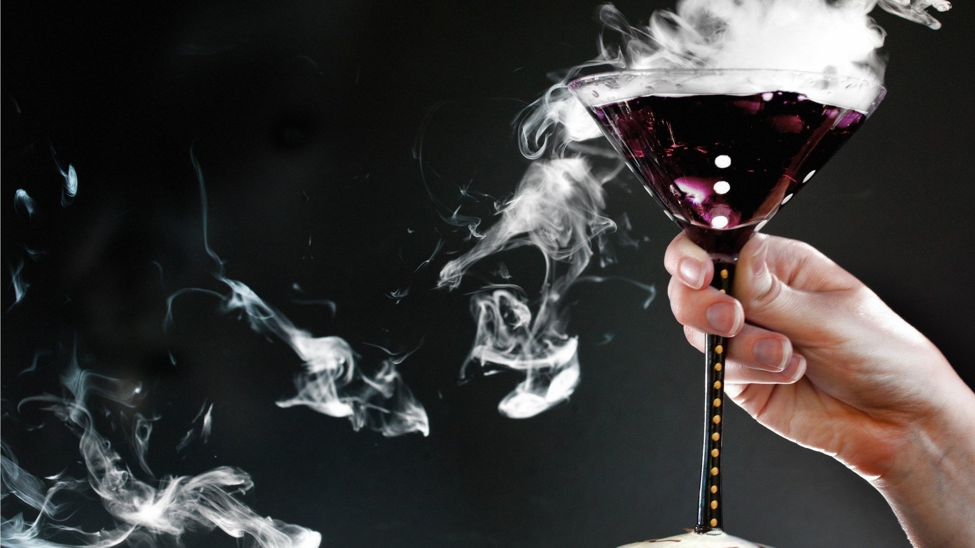 Обои рука, напиток, дым, бокал, черный фон, коктейль, пальцы, алкоголь, hand, drink, smoke, glass, black background, cocktail, fingers, alcohol разрешение 2560x1600 Загрузить