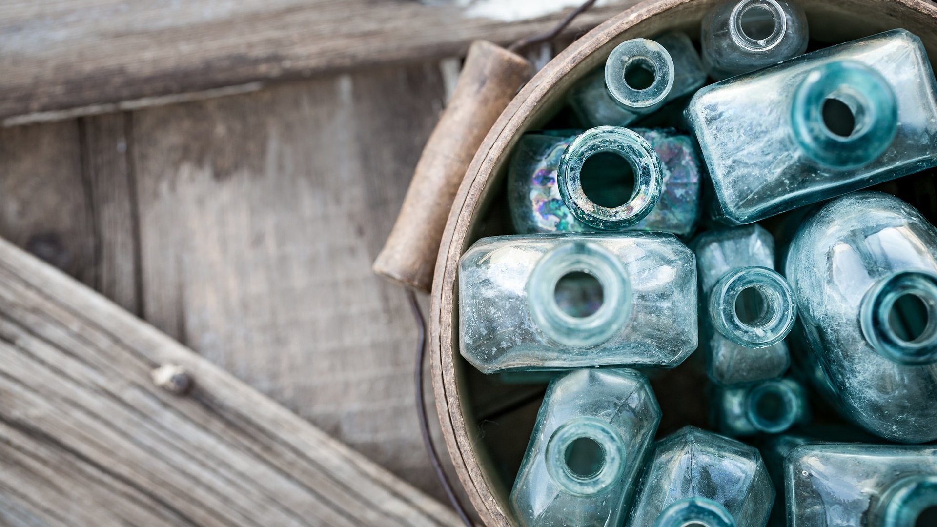 Обои фон, стекло, бутылки, ведро, деревянная поверхность, background, glass, bottle, bucket, wooden surface разрешение 2048x1365 Загрузить