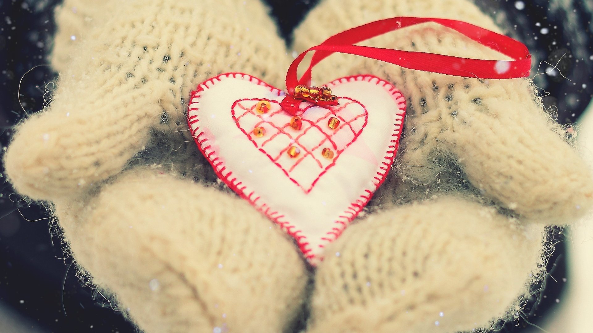 Обои сердце, любовь, руки, день святого валентина, варежки, heart, love, hands, valentine's day, mittens разрешение 1920x1440 Загрузить