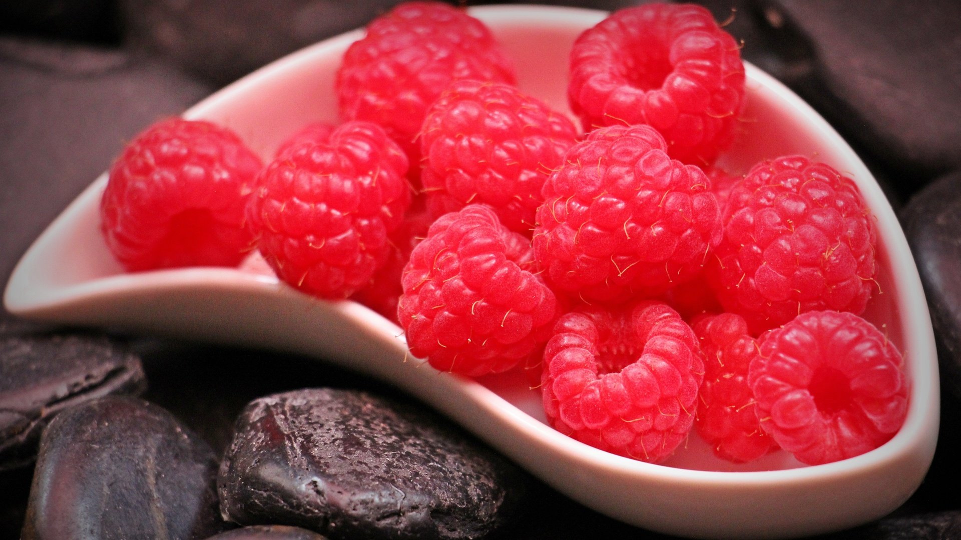 Обои малина, ягода, красная, спелая, raspberry, berry, red, ripe разрешение 4843x2900 Загрузить