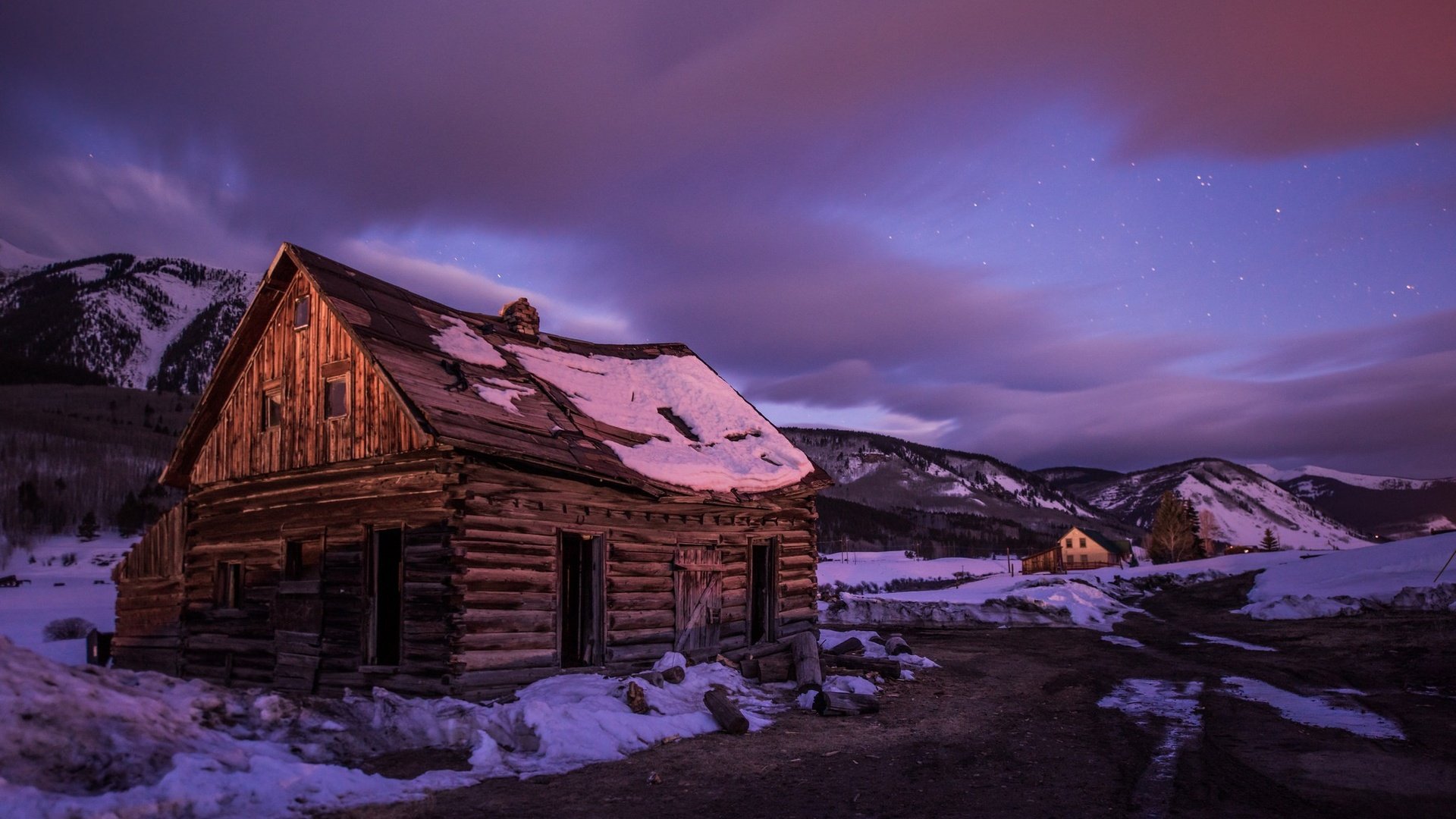 Обои небо, ночь, снег, зима, звезды, дом, изба, заброшенный, the sky, night, snow, winter, stars, house, hut, abandoned разрешение 2048x1204 Загрузить