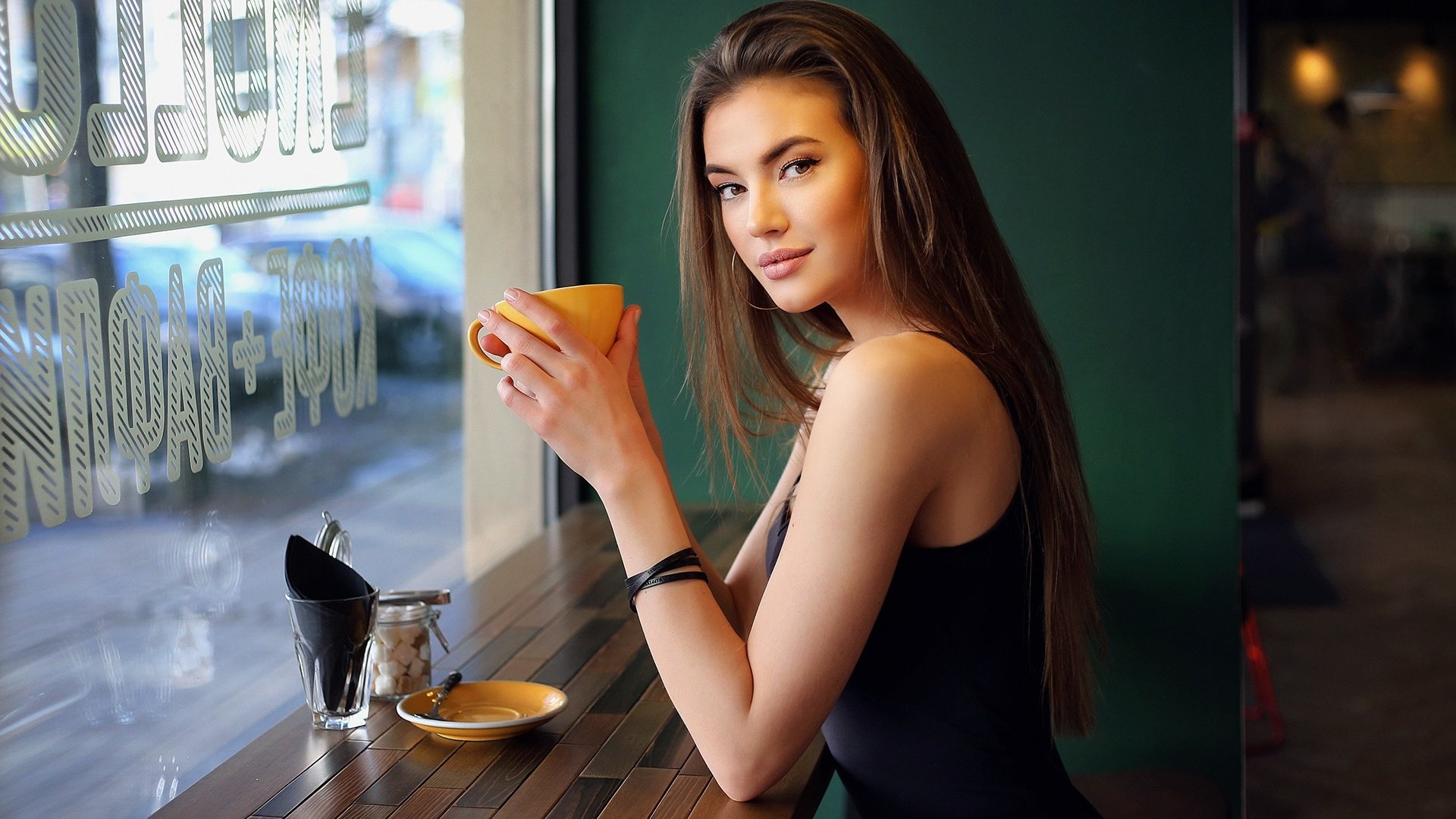 Обои девушка, улыбка, брюнетка, модель, чай, girl, smile, brunette, model, tea разрешение 1920x1280 Загрузить