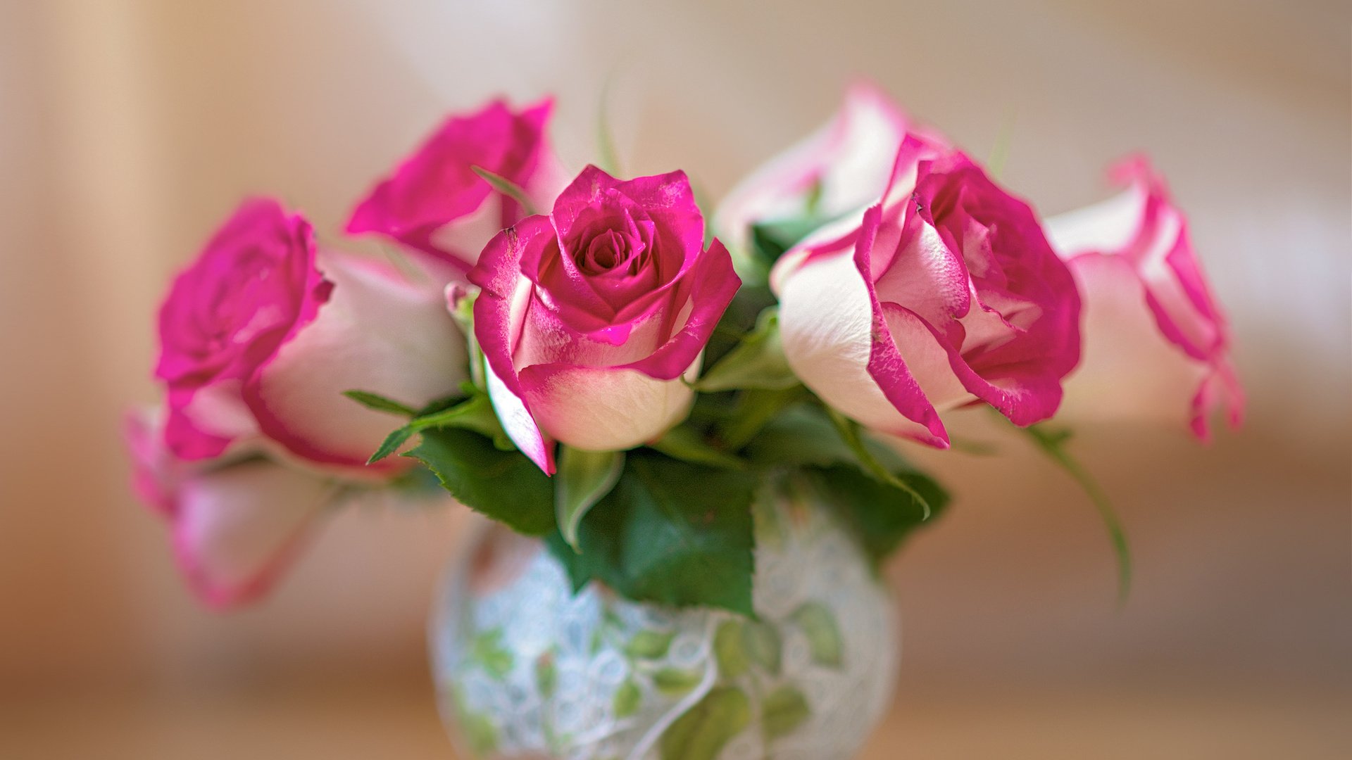 Обои цветы, розы, лепестки, размытость, розовые, вазочка, flowers, roses, petals, blur, pink, vase разрешение 2130x1583 Загрузить