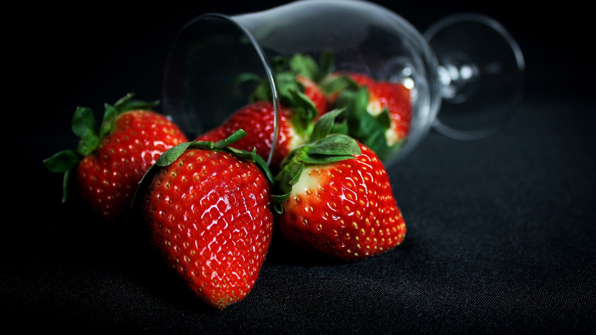 Обои клубника, бокал, черный фон, ягоды, strawberry, glass, black background, berries разрешение 2880x1920 Загрузить