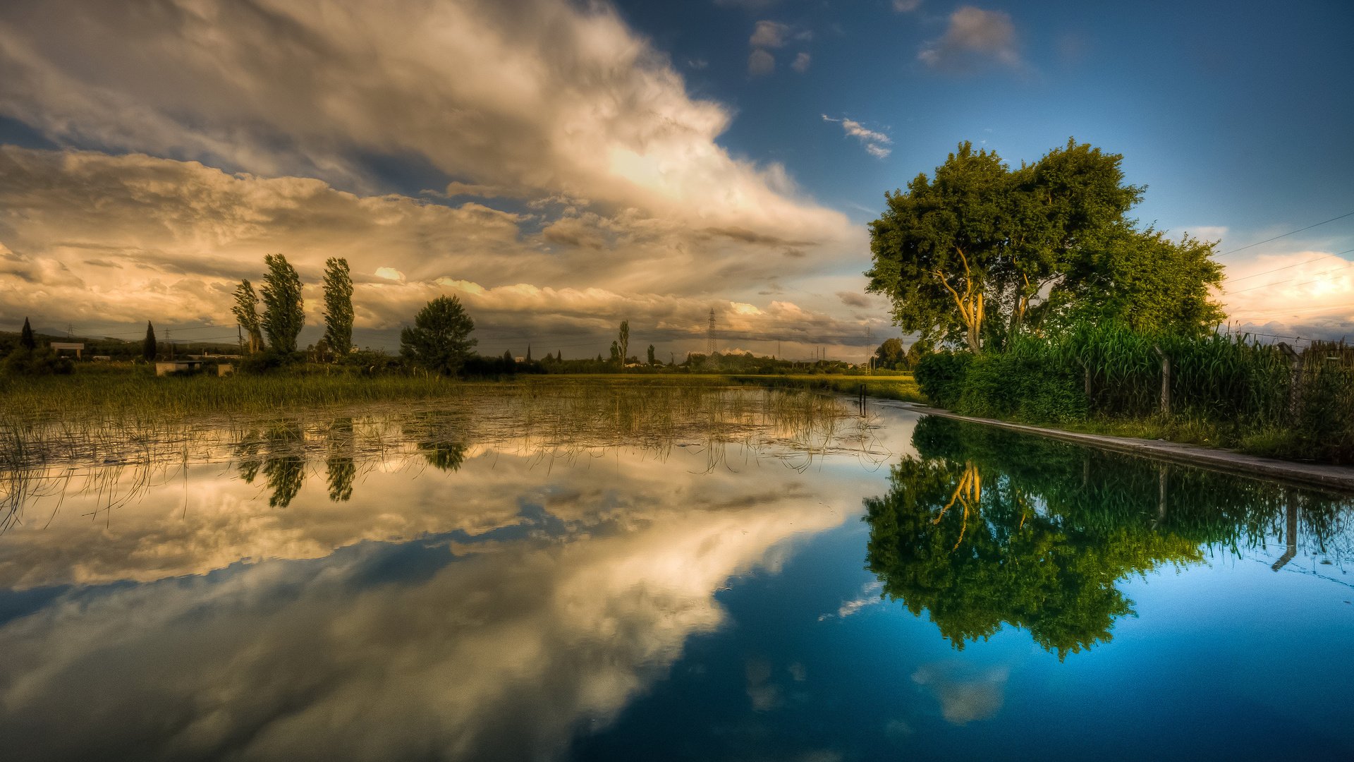 Обои небо, трава, облака, деревья, вода, река, отражение, the sky, grass, clouds, trees, water, river, reflection разрешение 2048x1363 Загрузить