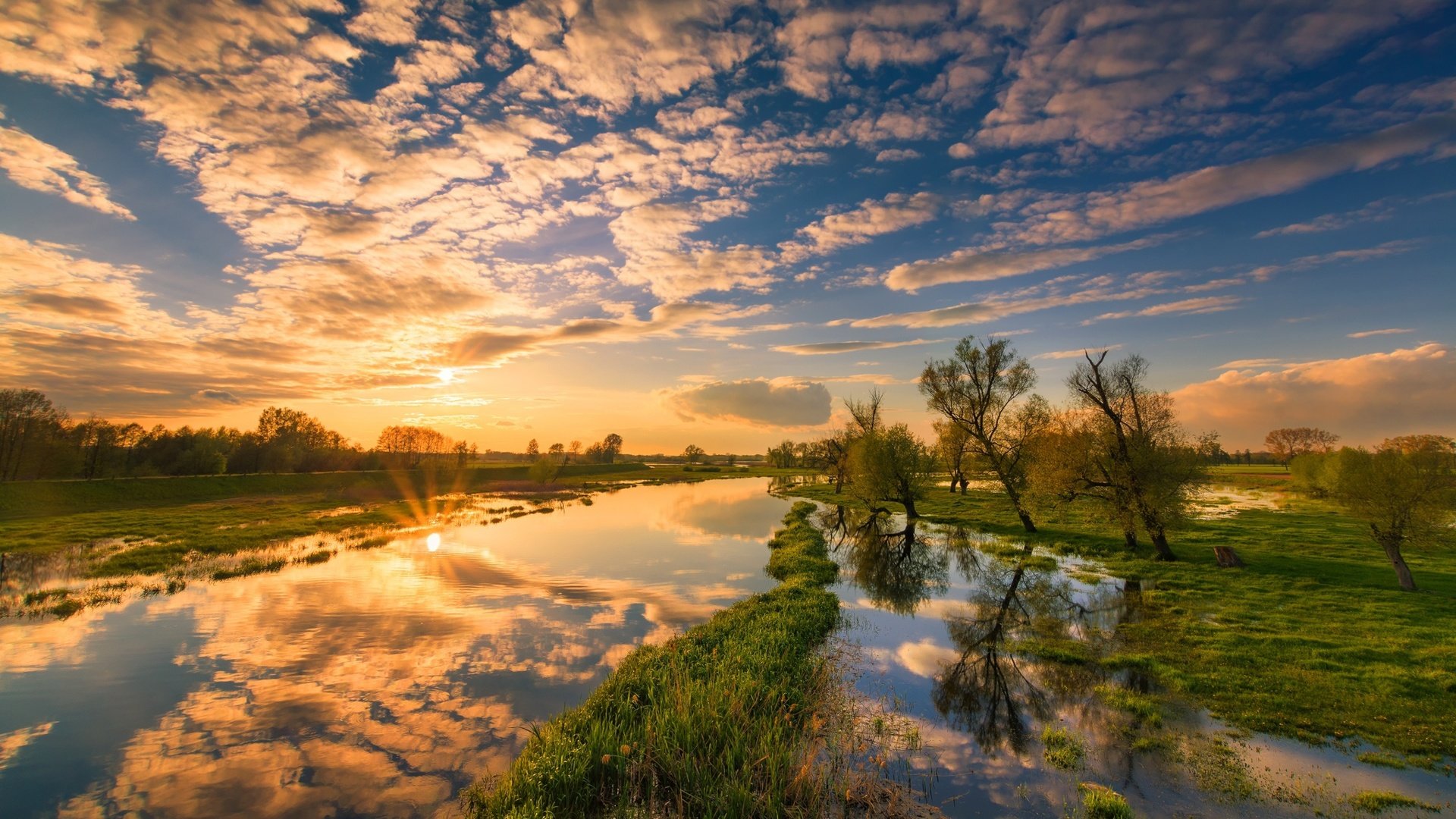 Обои облака, вода, река, восход, солнце, clouds, water, river, sunrise, the sun разрешение 3840x2160 Загрузить