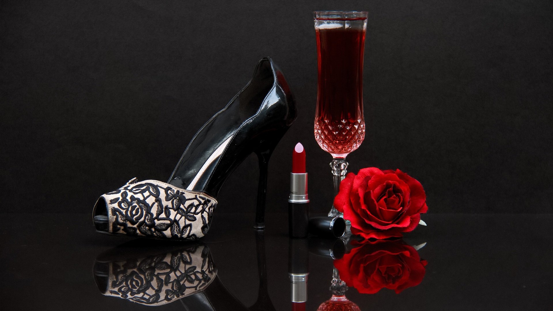 Обои роза, бокал, вино, туфли, помада, rose, glass, wine, shoes, lipstick разрешение 2048x1365 Загрузить