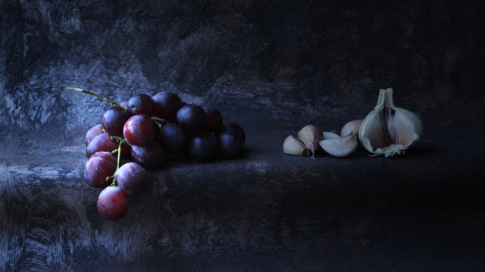 Обои виноград, гроздь, натюрморт, чеснок, grapes, bunch, still life, garlic разрешение 2159x1165 Загрузить