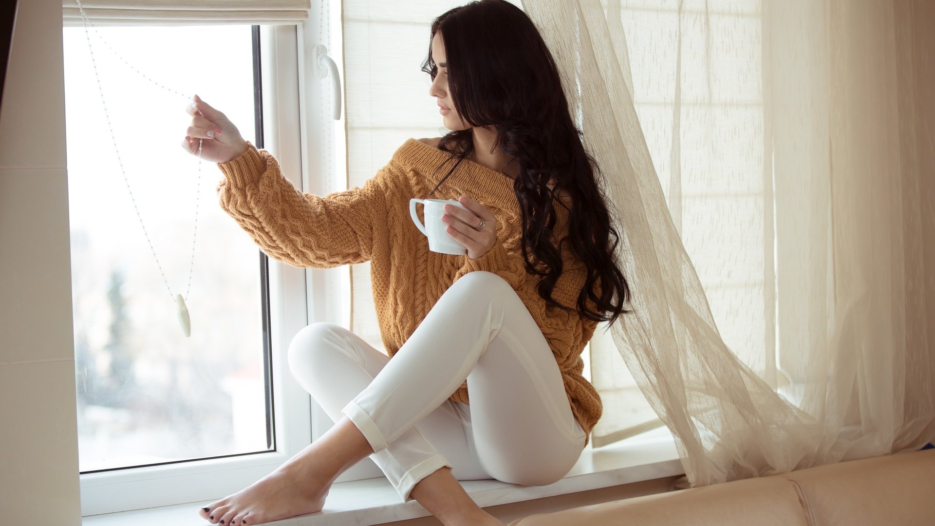 Обои девушка, брюнетка, кофе, модель, окно, подоконник, girl, brunette, coffee, model, window, sill разрешение 2880x1800 Загрузить